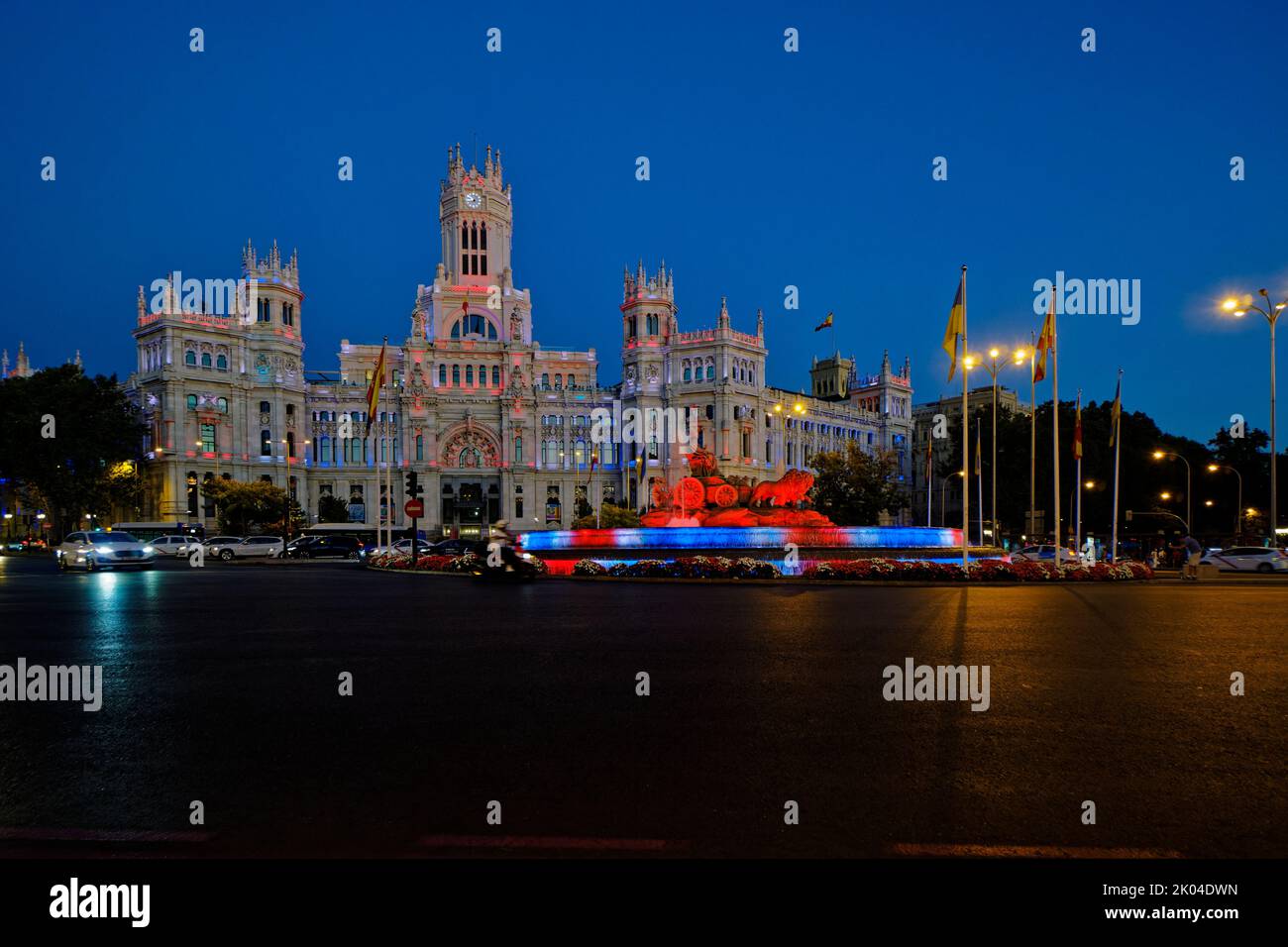 Cybele Square, Madrid, Spain. 09th Sep, 2022.  Tribute to Queen Elizabeth II. Tribute lighting in memory of Queen Elizabeth II of England in Madrid Town Hall. Credit: EnriquePSans/Alamy Live News Stock Photo