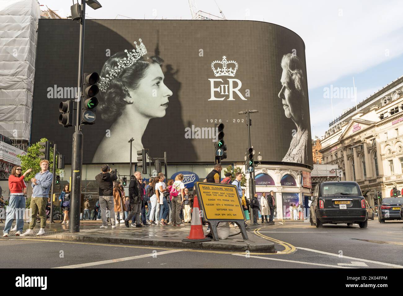 Portraits of Queen Elizabeth II in black and white on the Piccadilly Circus large screen to remember her after her death. London - 9th September 2022 Stock Photo