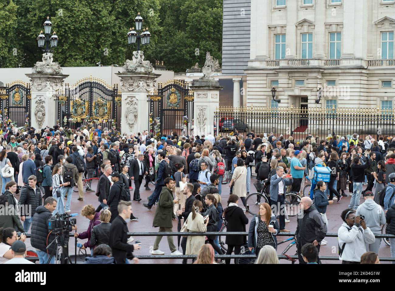 Large crowd outside Buckingham Palace to lay flowers and remember Queen Elizabeth II after her death. London - 9th September 2022 Stock Photo