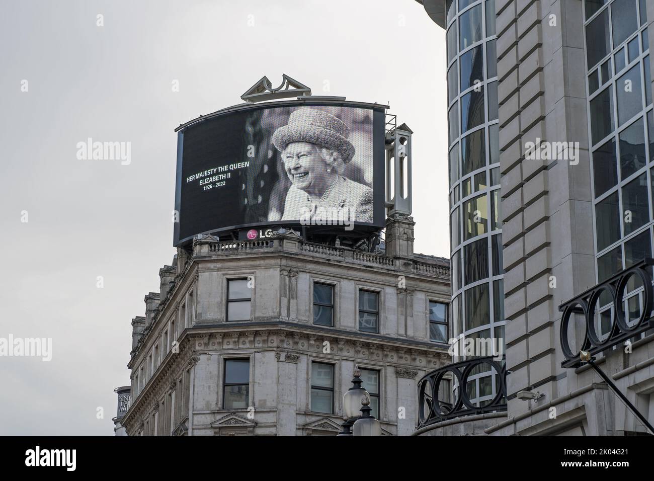 Portraits of Queen Elizabeth II in black and white on the Piccadilly Circus large screen to remember her after her death. London - 9th September 2022 Stock Photo