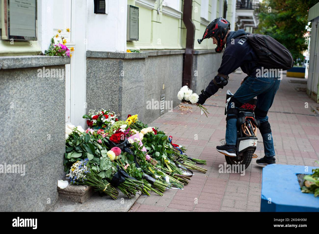 Kyiv, Kyiv, Ukraine. 9th Sep, 2022. People take flowers to an embasy of ...