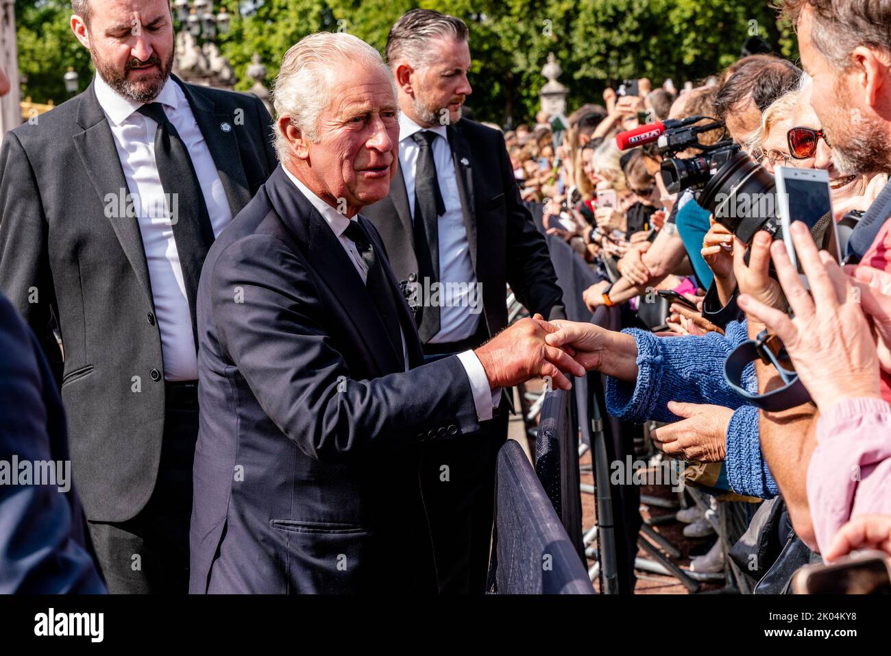 London, UK. 9th Sep, 2022. After the passing of his mother Queen Elizabeth II, King Charles III arrives at Buckingham Palace from Balmoral and greets the waiting crowd. Credit: Grant Rooney/Alamy Live News Stock Photo
