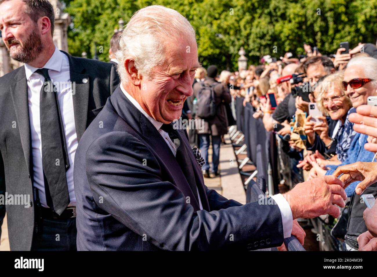 London, UK. 9th Sep, 2022. After the passing of his mother Queen Elizabeth 2nd, King Charles 3rd arrives at Buckingham Palace from Balmoral and greets the waiting crowd. Credit: Grant Rooney/Alamy Live News Stock Photo