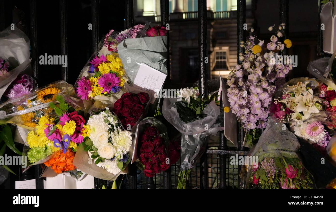 8 September 2022 - London, England: Flowers in gates at Buckingham Palace Stock Photo