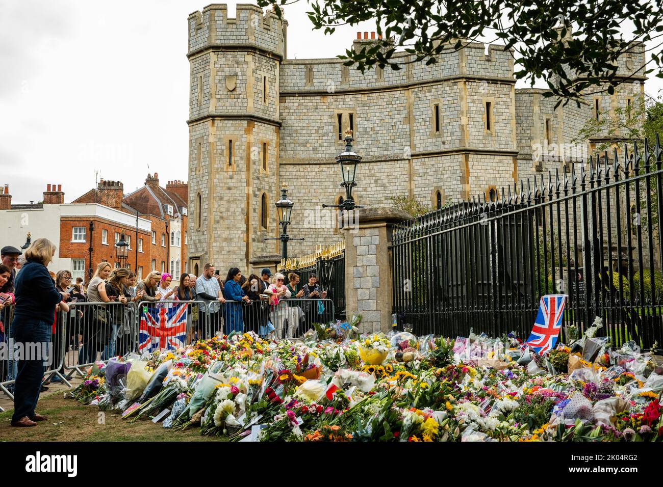 Windsor, UK. 9th September, 2022. Mourners view floral tributes outside Cambridge Gate at Windsor Castle a day after the death of Queen Elizabeth II. Queen Elizabeth II, the UK's longest-serving monarch, died at Balmoral aged 96 after a reign lasting 70 years. Credit: Mark Kerrison/Alamy Live News Stock Photo