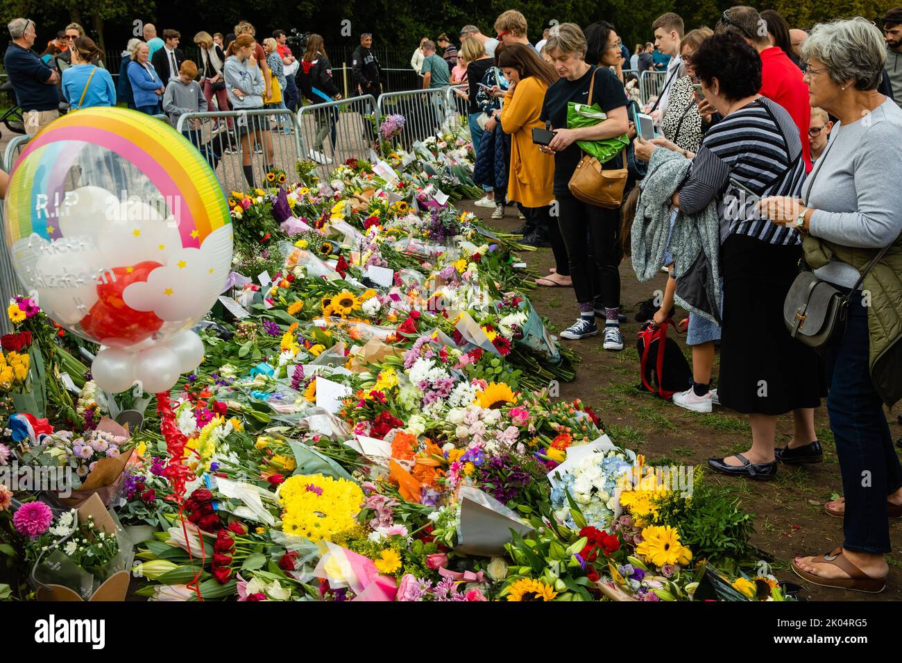 Windsor, UK. 9th September, 2022. Visitors leave floral tributes outside Cambridge Gate at Windsor Castle a day after the death of Queen Elizabeth II. Queen Elizabeth II, the UK's longest-serving monarch, died at Balmoral aged 96 after a reign lasting 70 years. Credit: Mark Kerrison/Alamy Live News Stock Photo