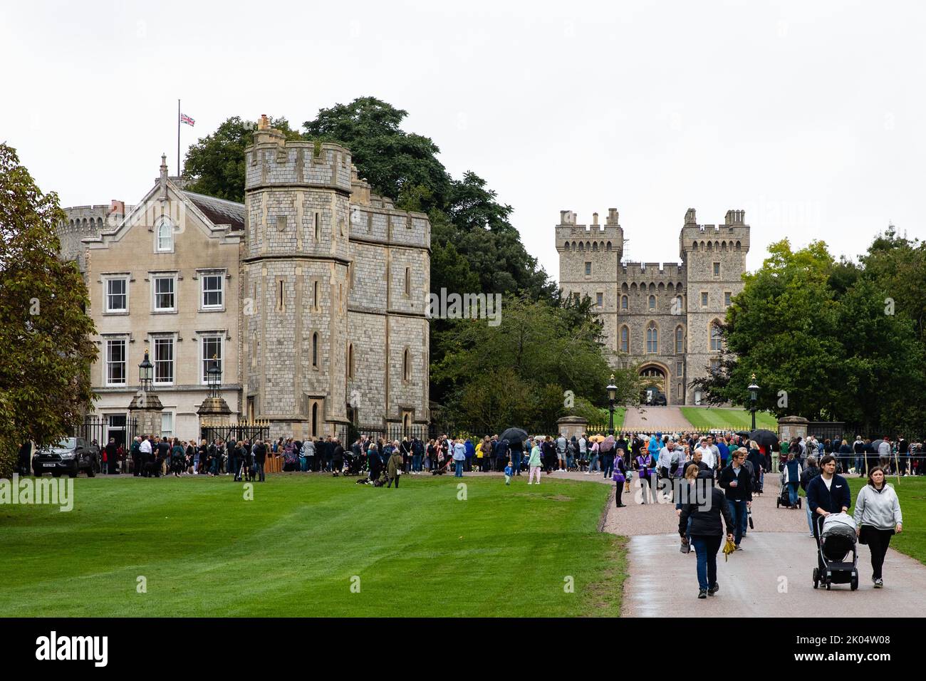 Windsor, UK. 9th September, 2022. Visitors arrive to leave floral tributes outside Cambridge Gate at Windsor Castle a day after the death of Queen Elizabeth II. Queen Elizabeth II, the UK's longest-serving monarch, died at Balmoral aged 96 after a reign lasting 70 years. Credit: Mark Kerrison/Alamy Live News Stock Photo