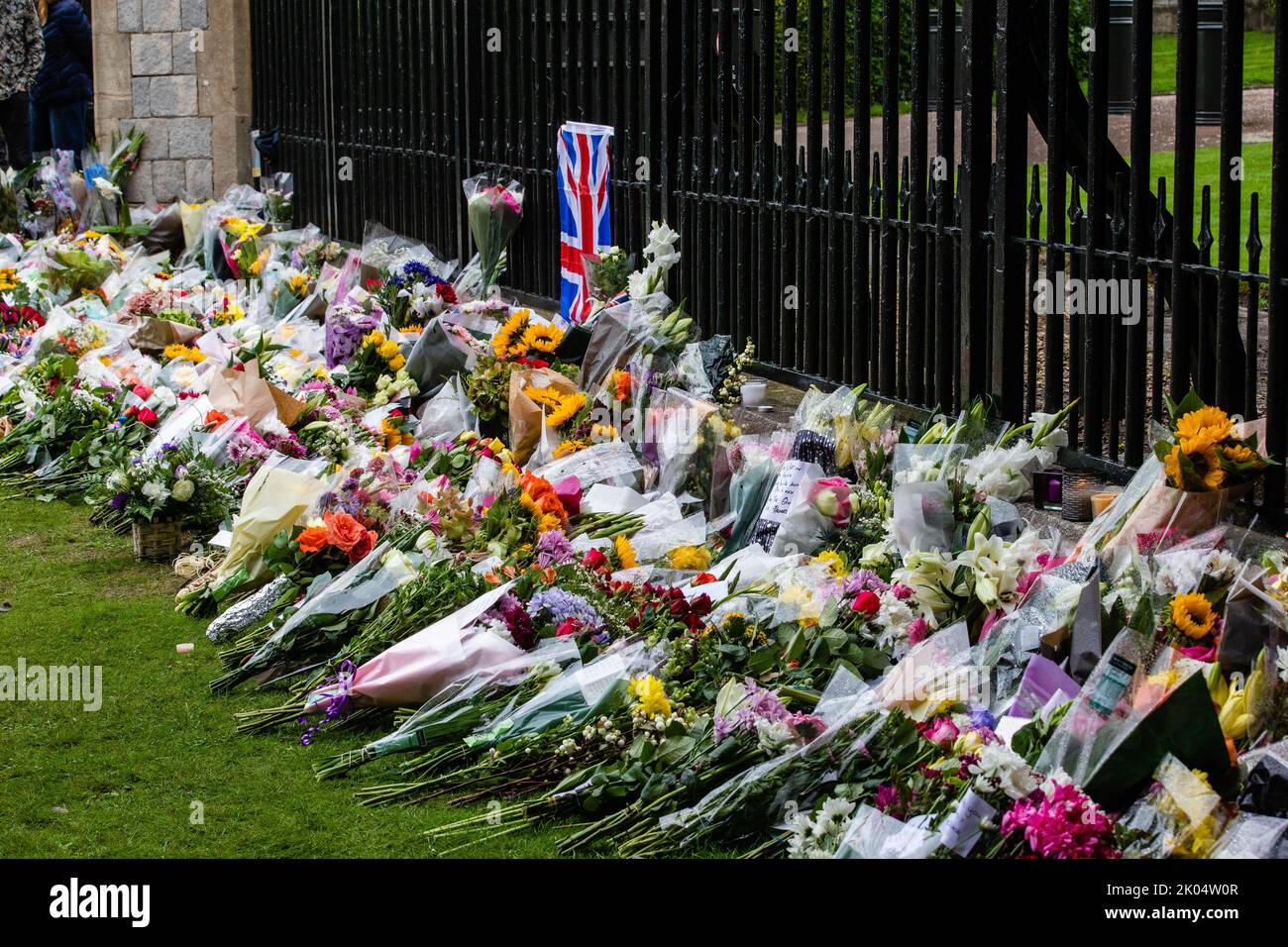 Windsor, UK. 9th September, 2022. Floral tributes are displayed outside Cambridge Gate at Windsor Castle a day after the death of Queen Elizabeth II. Queen Elizabeth II, the UK's longest-serving monarch, died at Balmoral aged 96 after a reign lasting 70 years. Credit: Mark Kerrison/Alamy Live News Stock Photo