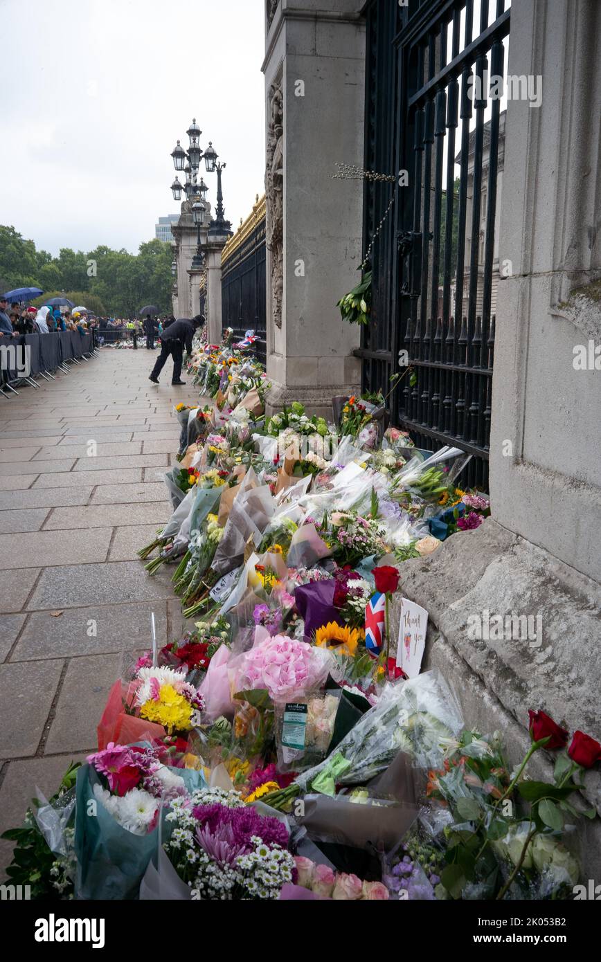 Mourning Rod London, England, UK. 9th Sep, 2022. Thousands of mourners queued to lay ...