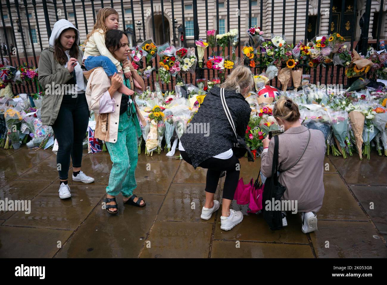 Mourning Rod London, England, UK. 9th Sep, 2022. Thousands of mourners queued to lay ...