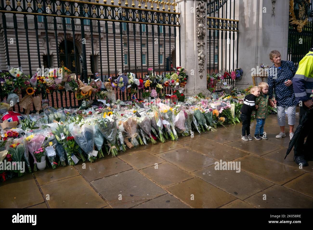Mourning Rod London, England, UK. 9th Sep, 2022. Thousands of mourners queued to lay ...