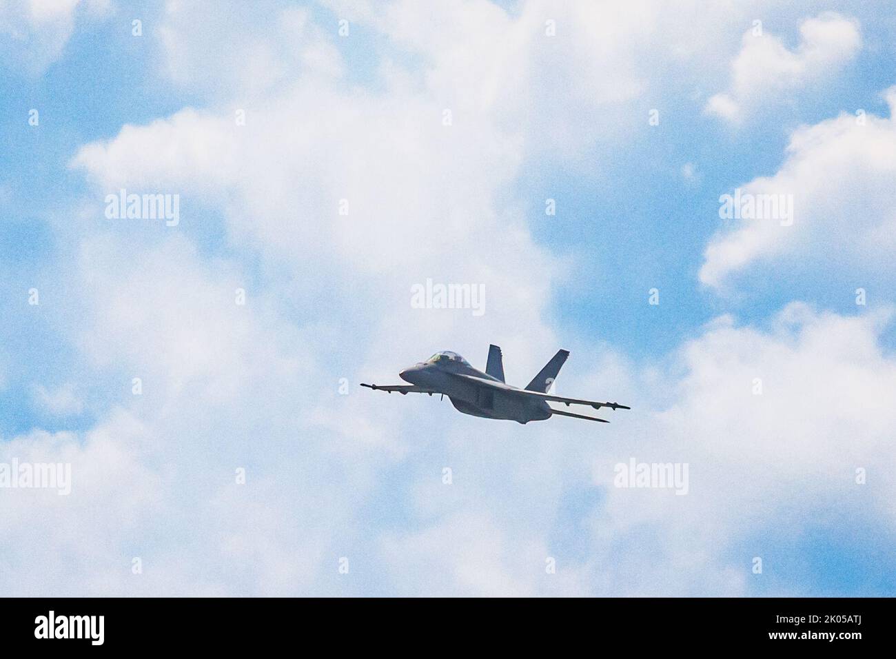 A U.S. Navy F/A-18F Super Hornet with Strike Fighter Squadron (VFA) 106 stationed at Naval Air Station Oceana, Virginia, performs at the 2022 Atlantic City Airshow at Atlantic City, New Jersey, Aug. 24, 2022. (U.S. Army National Guard photo by Spc. Michael Schwenk) Stock Photo
