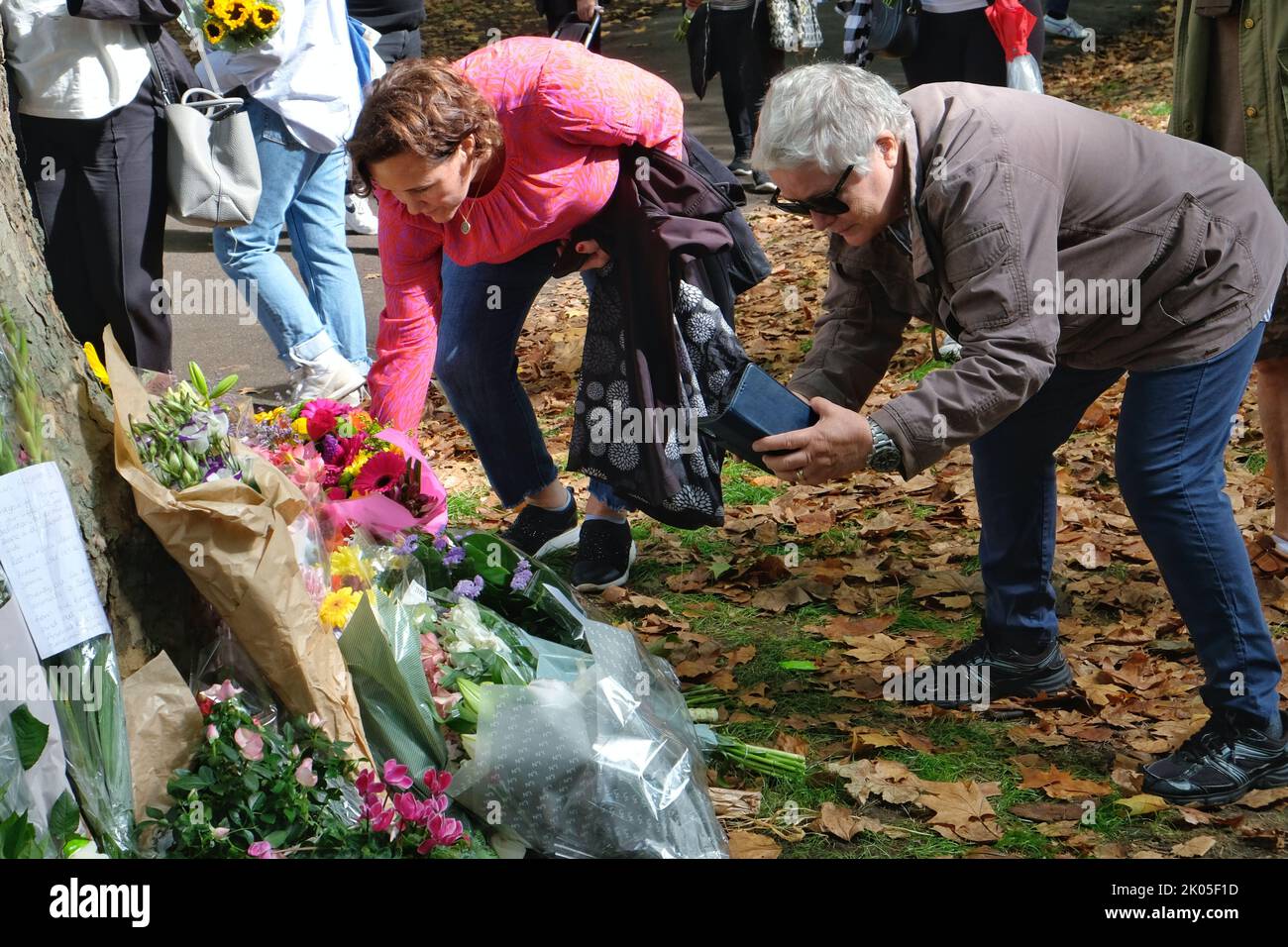 London, UK, 9th September 2022. Members of the public lay floral tributes and leave small gifts for Her Majesty the Queen around a tree in Green Park. The areas close to Buckingham Palace gates are congested and this tree serves and alternative. Credit: Eleventh Hour Photography/Alamy Live News Stock Photo