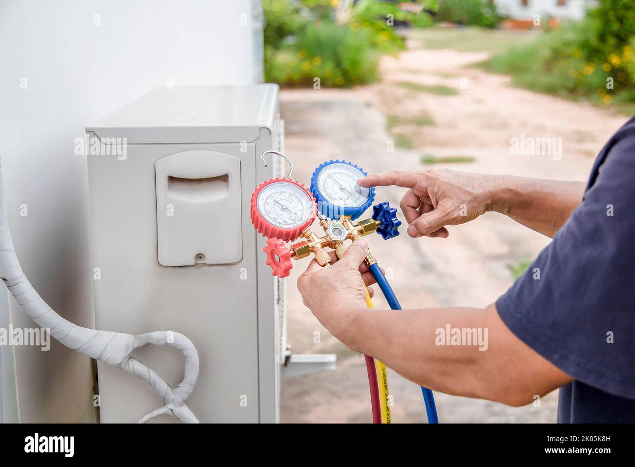 air conditioner check service, leak detection, fill refrigerant Stock