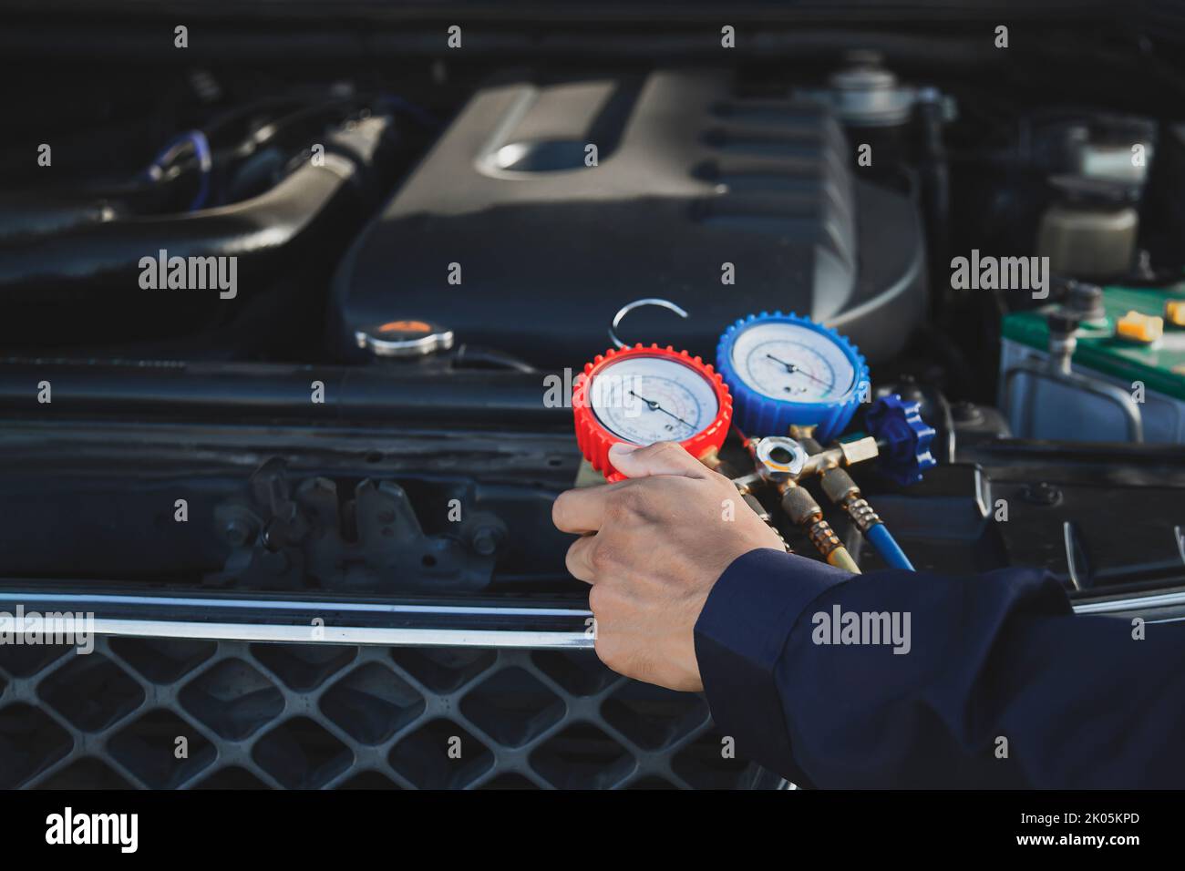 Car air conditioner check service, leak detection, fill refrigerant