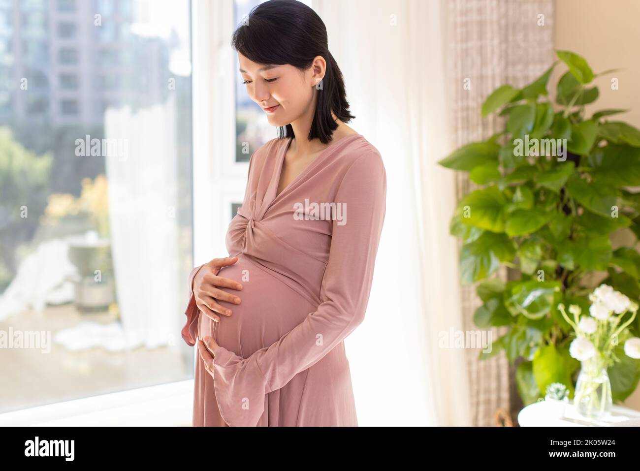Chinese pregnant woman hi-res stock photography and images - Alamy
