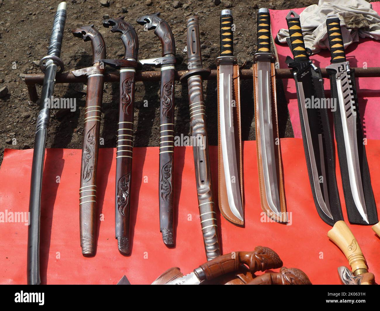 Sharp weapons, sharp swords and samurai swords, are peddled for sale
