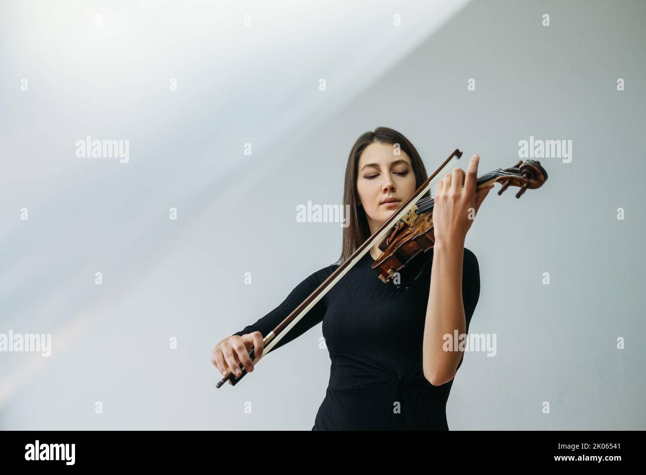 violinist woman online education distance lesson Stock Photo Alamy