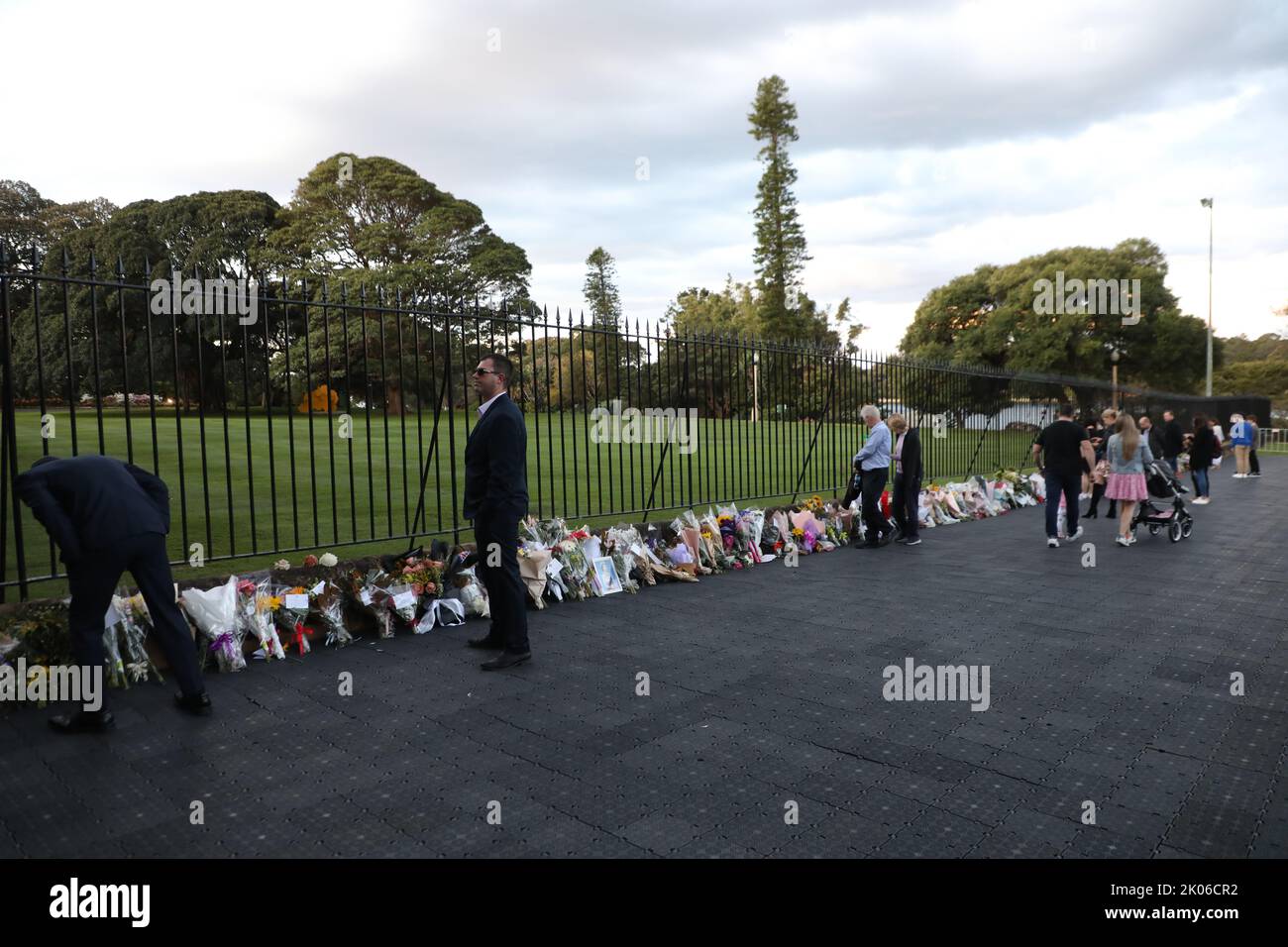 Sydney, Australia. 9th September 2022. Members of the public have been asked to leave flowers outside Government House, the official residence of the monarch’s representative for NSW. A slow trickle of people passed through to place flowers and pay their respects. Credit: Richard Milnes/Alamy Live News Stock Photo