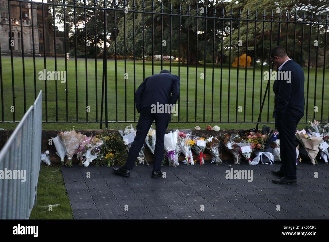 Sydney, Australia. 9th September 2022. Members of the public have been asked to leave flowers outside Government House, the official residence of the monarch’s representative for NSW. A slow trickle of people passed through to place flowers and pay their respects. Credit: Richard Milnes/Alamy Live News Stock Photo