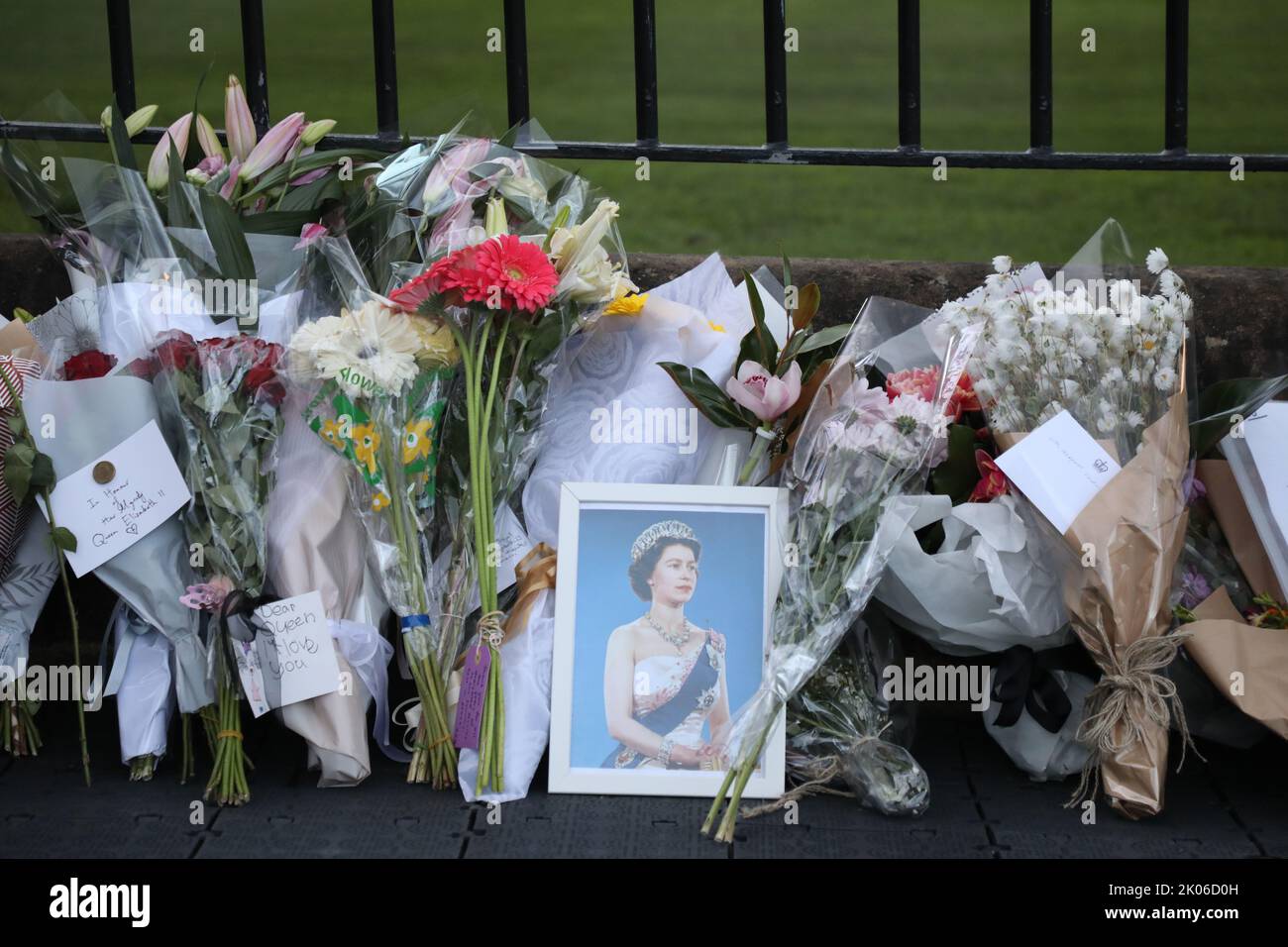 Sydney, Australia. 9th September 2022. Members of the public have been asked to leave flowers outside Government House, the official residence of the monarch’s representative for NSW. A slow trickle of people passed through to place flowers and pay their respects. Credit: Richard Milnes/Alamy Live News Stock Photo