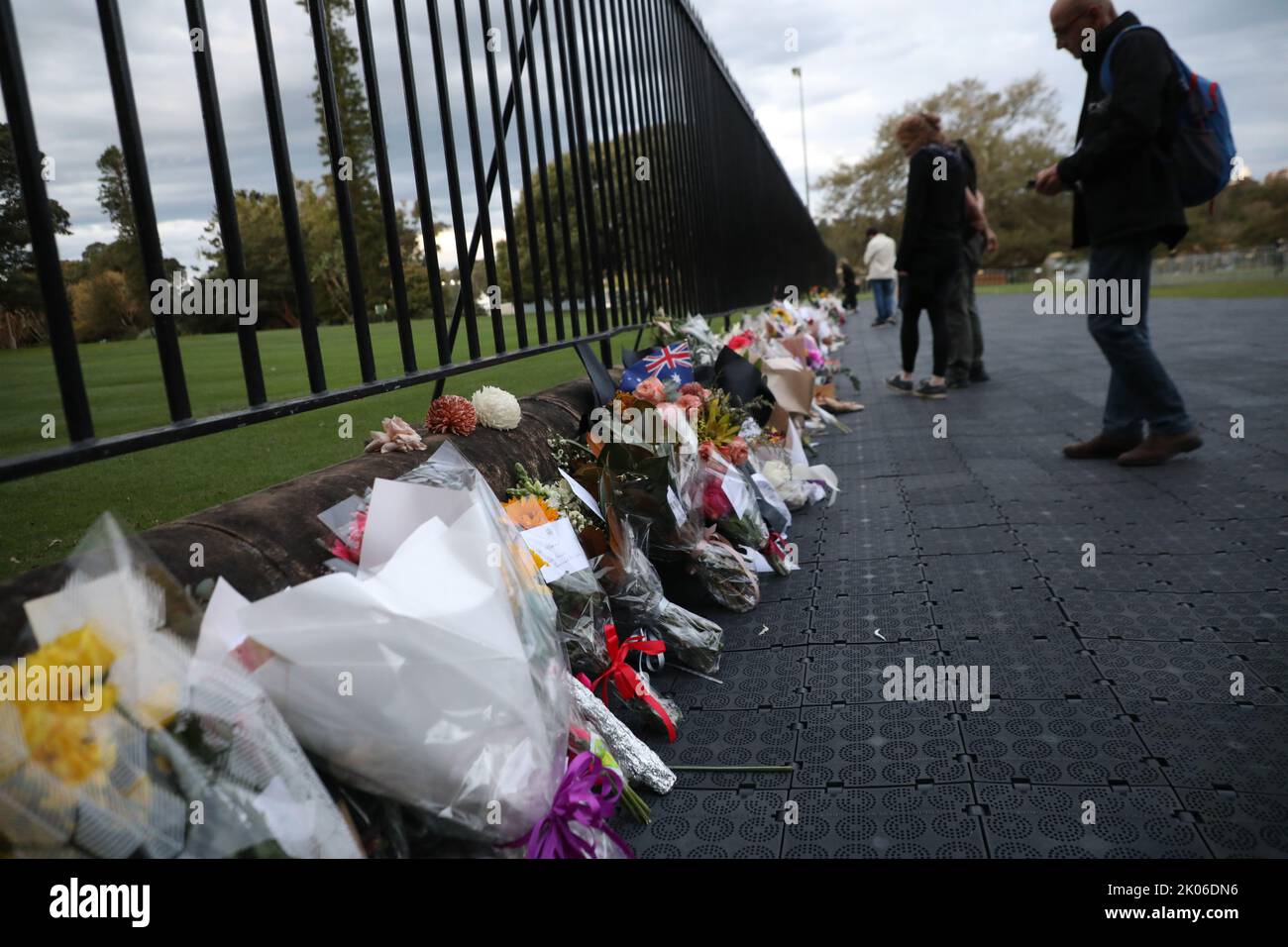 Sydney, Australia. 9th September 2022. Members of the public have been asked to leave flowers outside Government House, the official residence of the monarch’s representative for NSW. A slow trickle of people passed through to place flowers and pay their respects. Credit: Richard Milnes/Alamy Live News Stock Photo