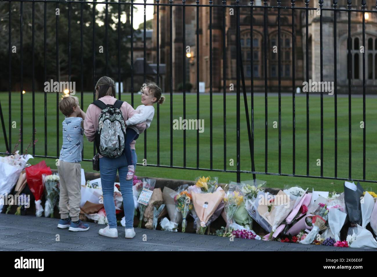 Sydney, Australia. 9th September 2022. Members of the public have been asked to leave flowers outside Government House, the official residence of the monarch’s representative for NSW. A slow trickle of people passed through to place flowers and pay their respects. Credit: Richard Milnes/Alamy Live News Stock Photo