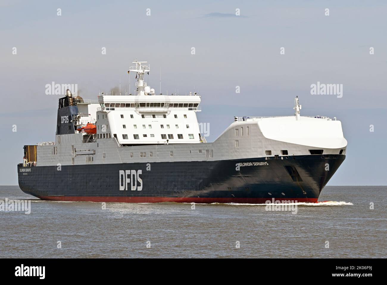 DFDS's RO-RO-Ferry SELANDIA SEAWAYS arrives at Cuxhaven from Immingham Stock Photo