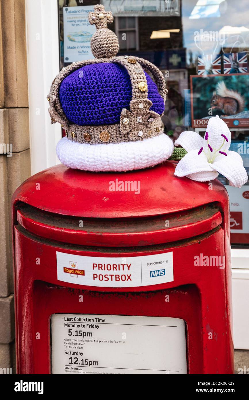 Windermere Village Lake District Cumbria, UK. 10th Sep, 2022. Tribute to Queen Elizabeth 2, New piillar box topper outside Windermere Village Post Office Credit: Gordon Shoosmith/Alamy Live News Stock Photo