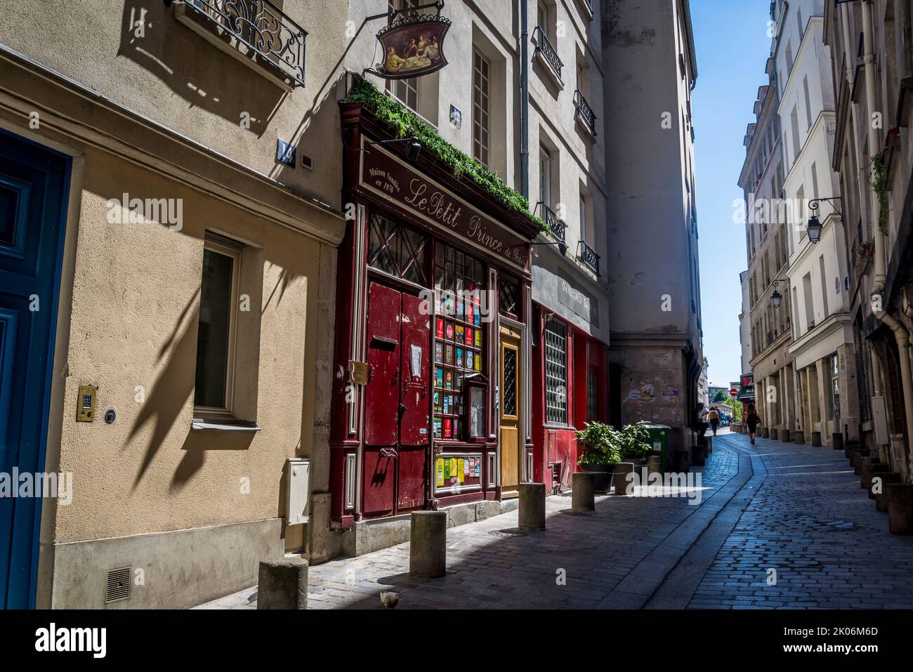 Paris alleyway, summer hi-res stock photography and images - Alamy