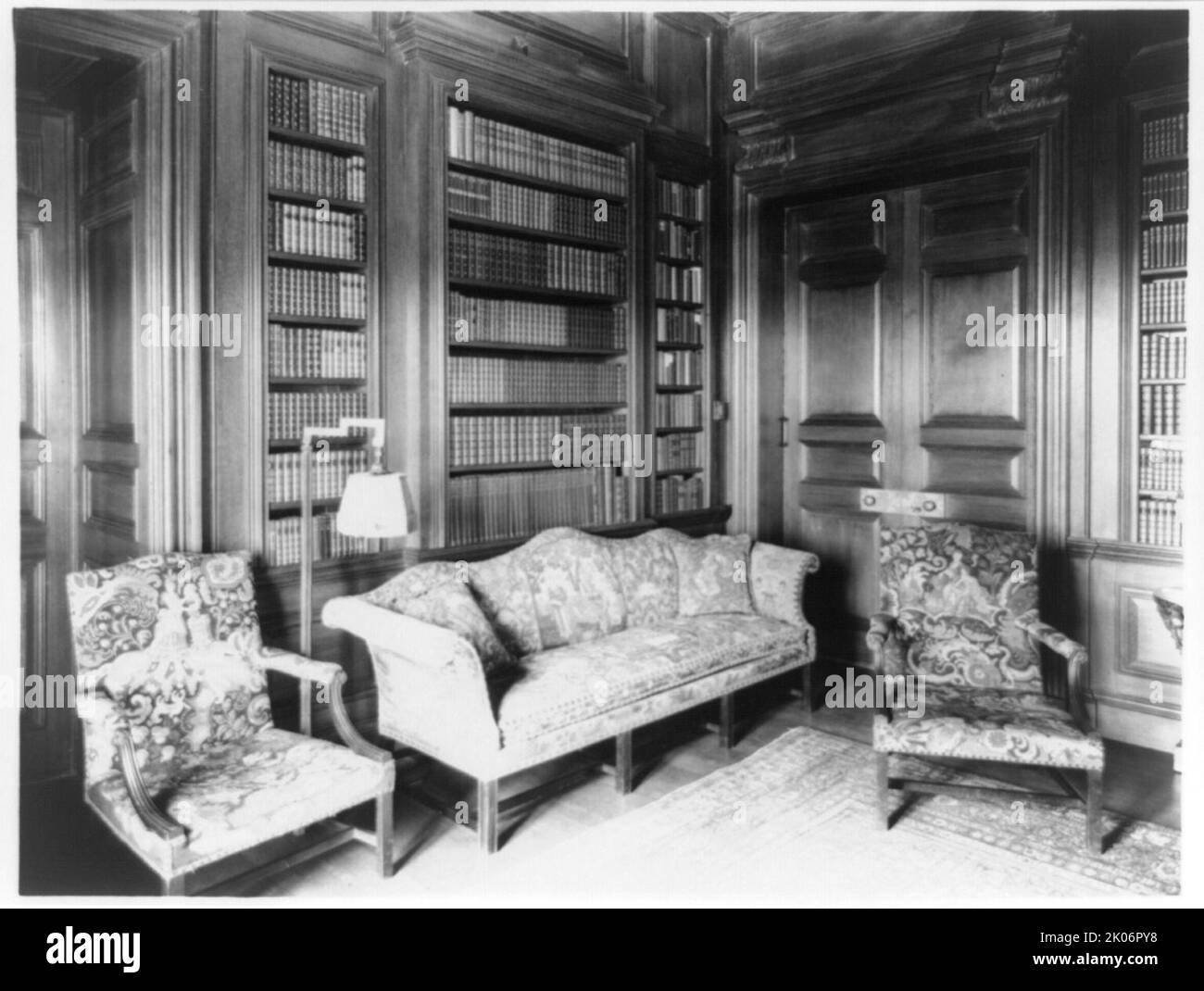 Library in Mrs. Hamilton Rice home, Newport, Rhode Island, 1917. The Miramar neoclassical mansion was designed by Horace Trumbauer for George Widener and Eleanor Elkins Widener. George and his son Harry died aboard the RMS Titanic in 1912. Eleanor married again and Miramar was used as a summer residence by her and her second husband geographer and explorer Alexander H. Rice Jr. Stock Photo
