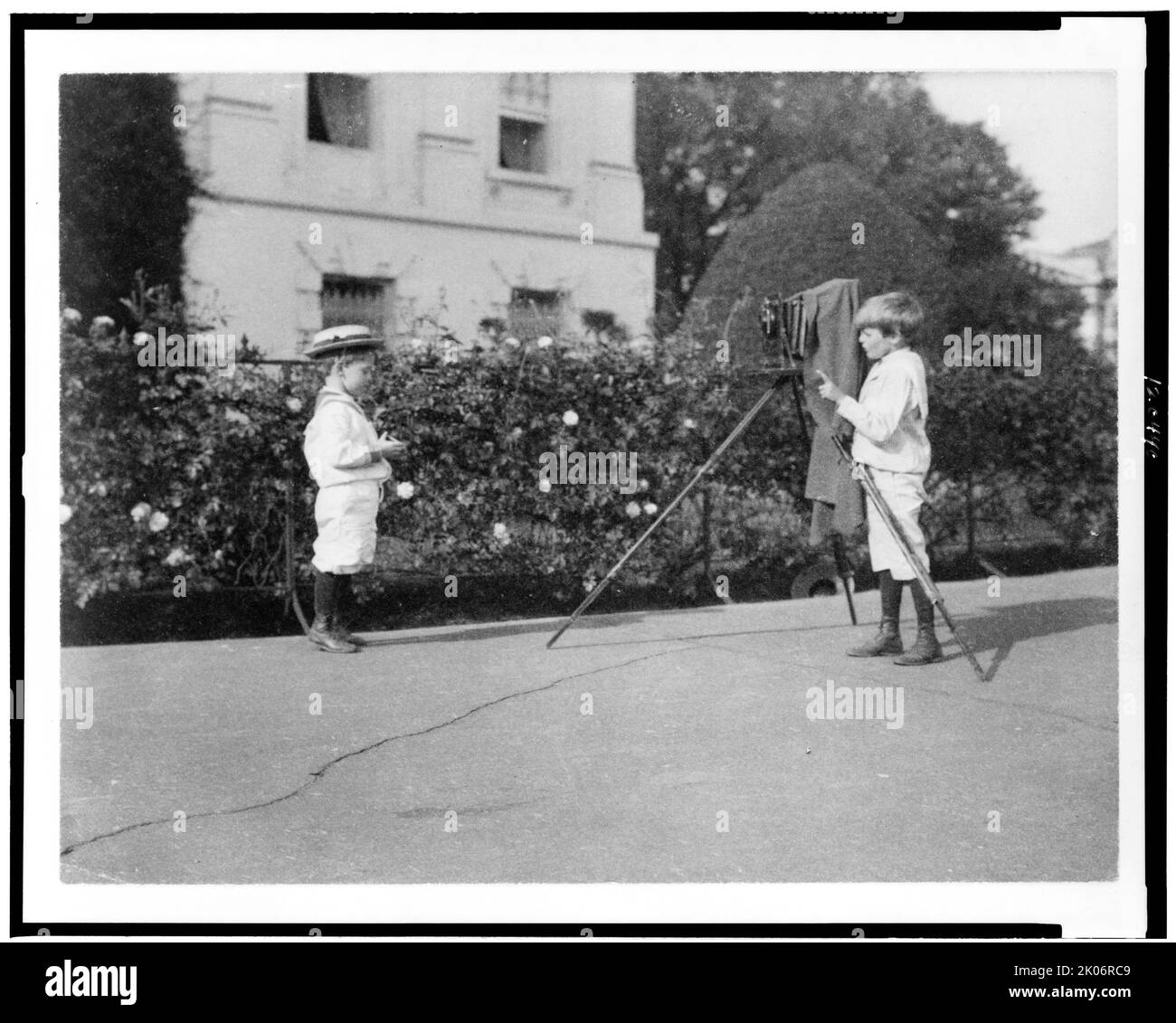 Archie Roosevelt photographing Quentin Roosevelt outdoors, 1902. (Sons of President Theodore Roosevelt). Stock Photo