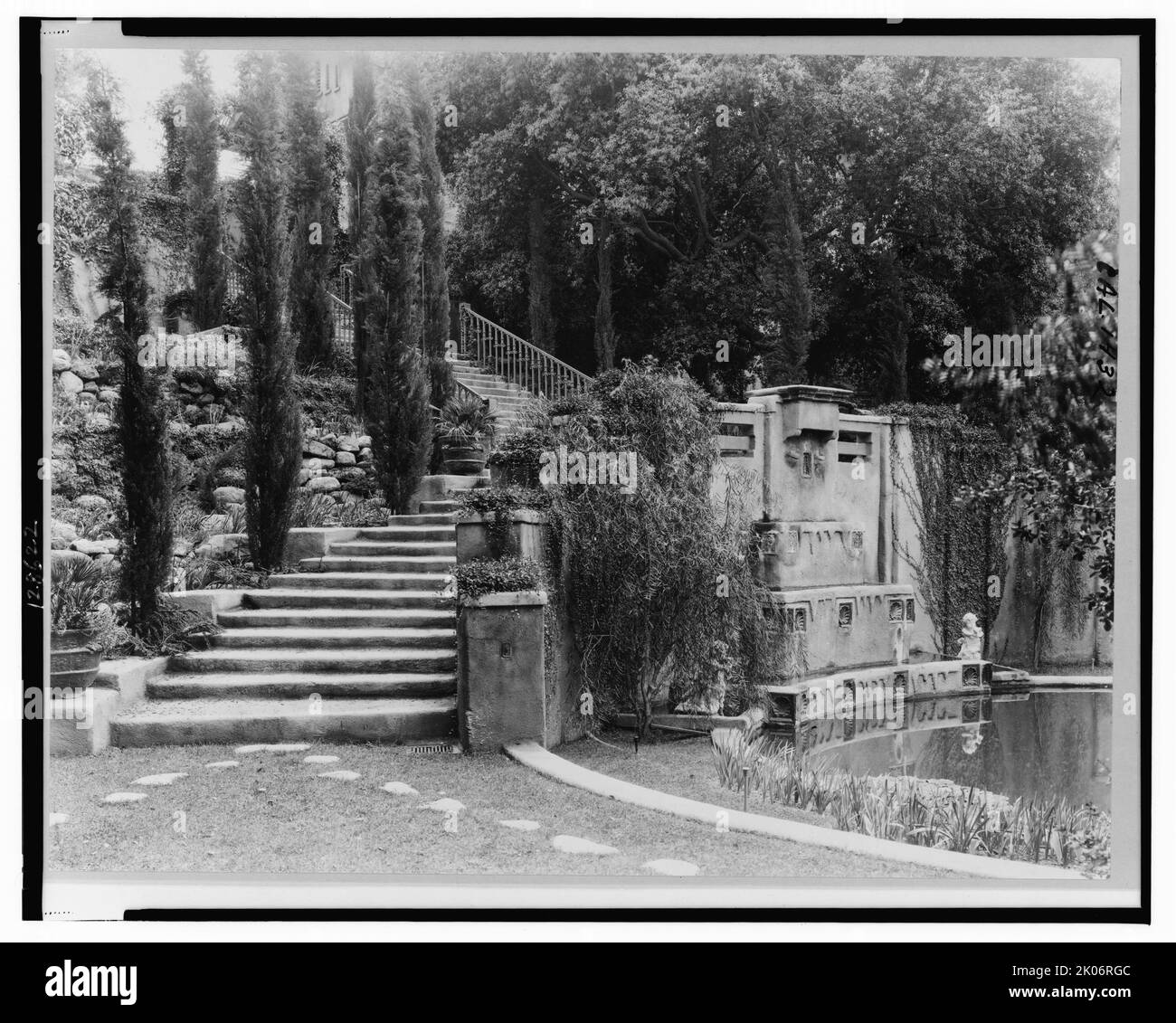 &quot;Il Paradiso,&quot; Mrs. Dudley Peter Allen house, 1188 Hillcrest Avenue, Oak Knoll, Pasadena, California, 1917. House Architecture: Greene &amp; Greene, 1911-1913. Landscape: Greene &amp; Greene, 1911-1913. [Home of philanthropist Elisabeth Severance Prentiss]. Stock Photo