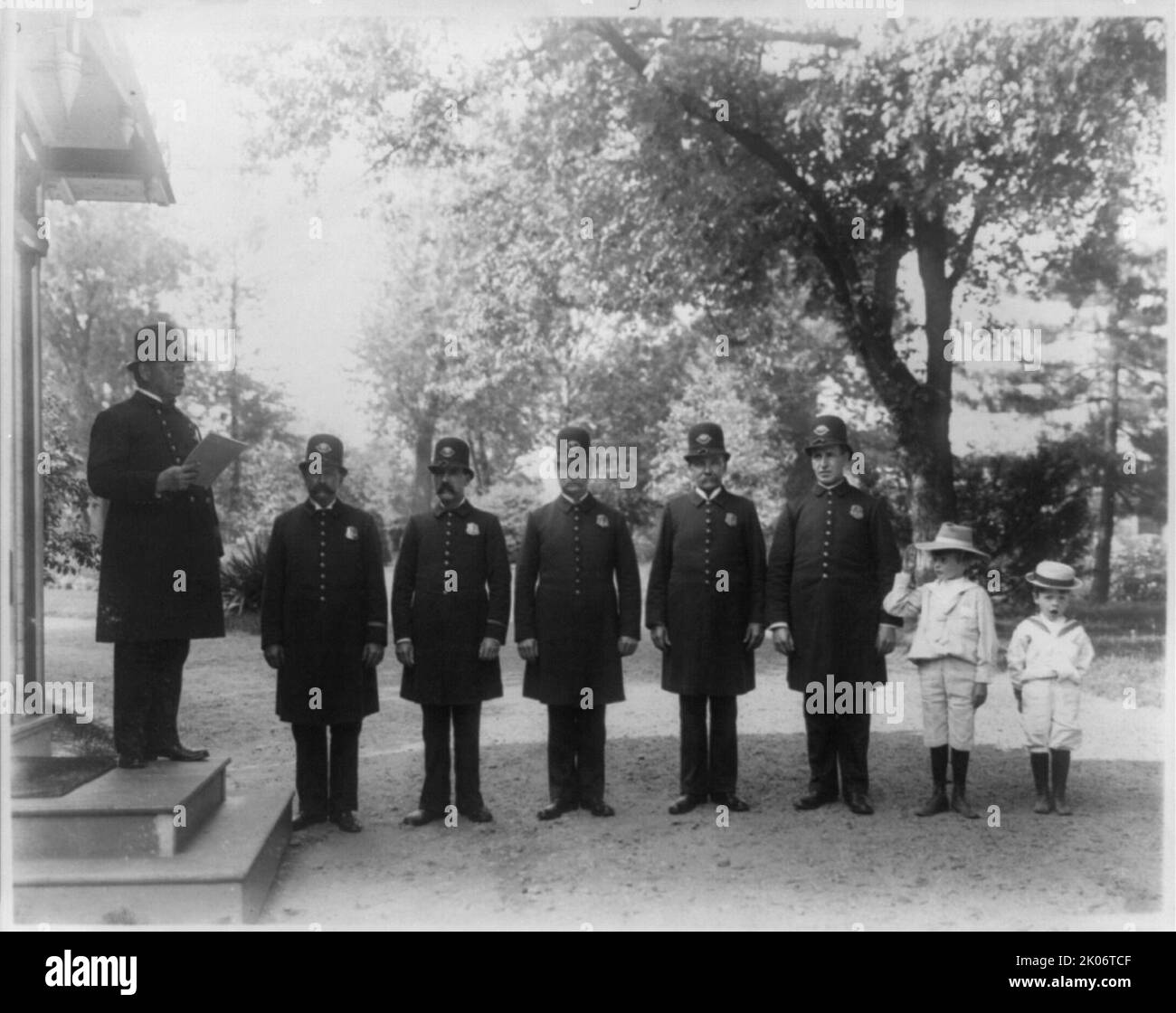 Police &quot;roll call inspection&quot; at the White House, 1902. Quentin Roosevelt and Archie Roosevelt in the inspection. Stock Photo