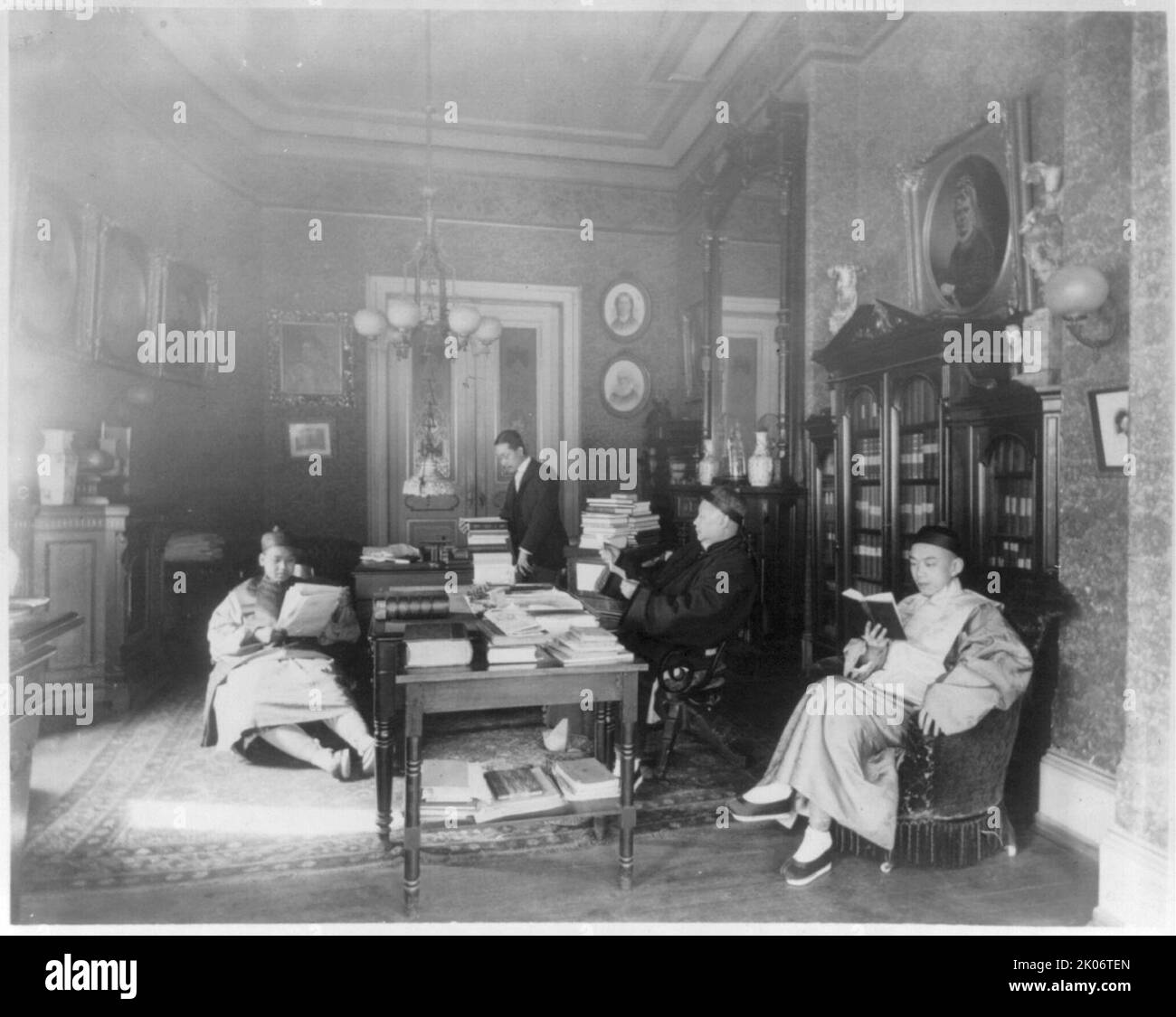 Chinese Legation in Stewart Castle, Dupont Circle, Wash., D.C., between 1890 and 1950. Wu Ting-Fang and three other Chinese men reading. Stock Photo