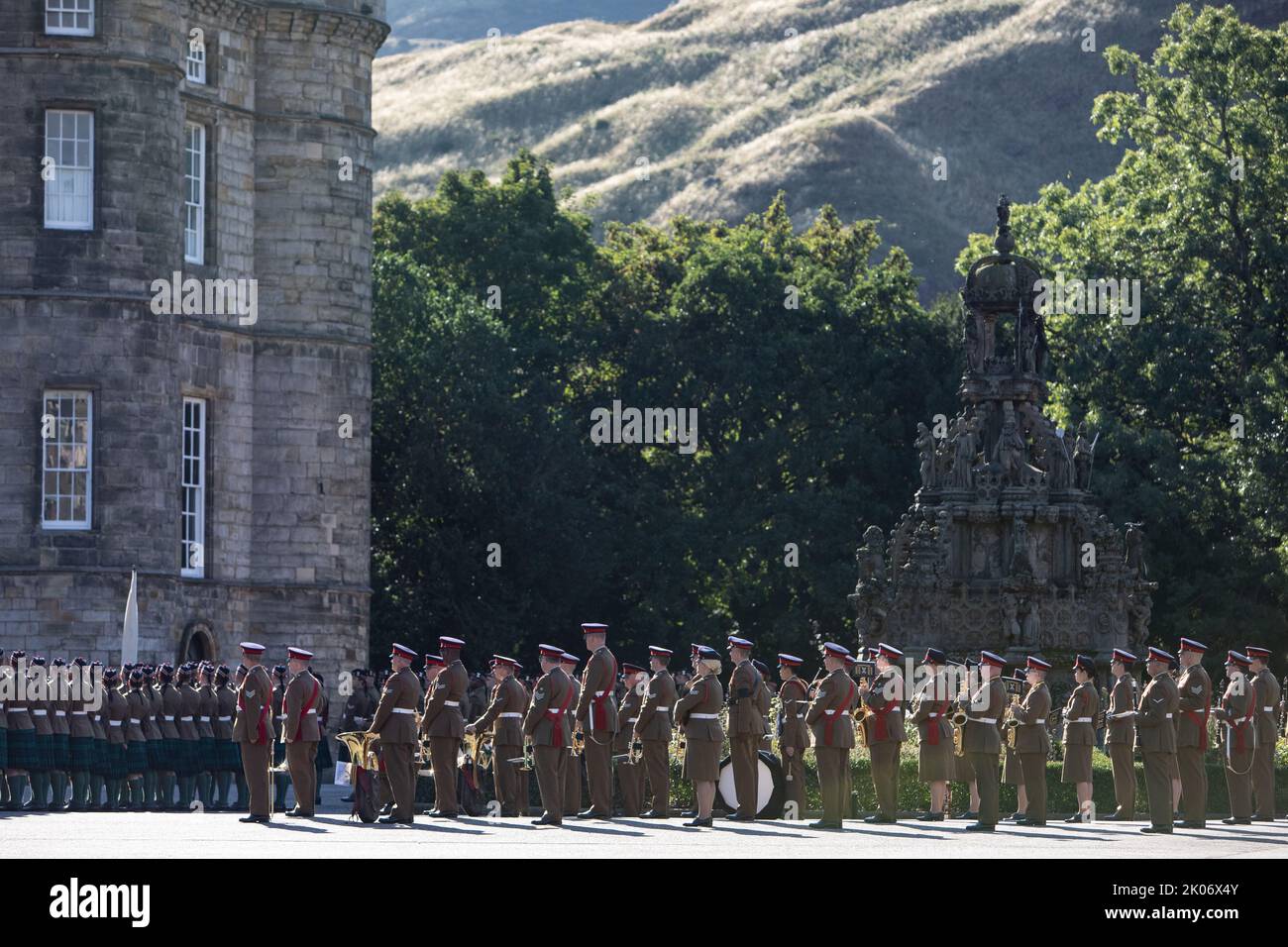 Edinburgh, Scotland, 10 September 2022. Military including the Royal Scots rehearse their movements at Palace of Holyroodhouse the day before the hearse arrives bearing the coffin of Her Majesty Queen Elizabeth II, in Edinburgh, Scotland, 10 September 2022. Photo credit: Jeremy Sutton-Hibbert/ Alamy Live news. Stock Photo