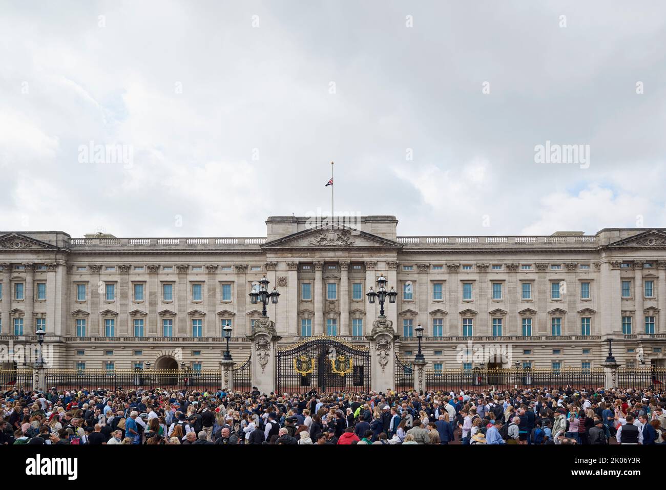 Crowds gathered outside Buckingham Palace, central London UK, on Friday 9th September 2022,  after the death of Queen Elizabeth II Stock Photo