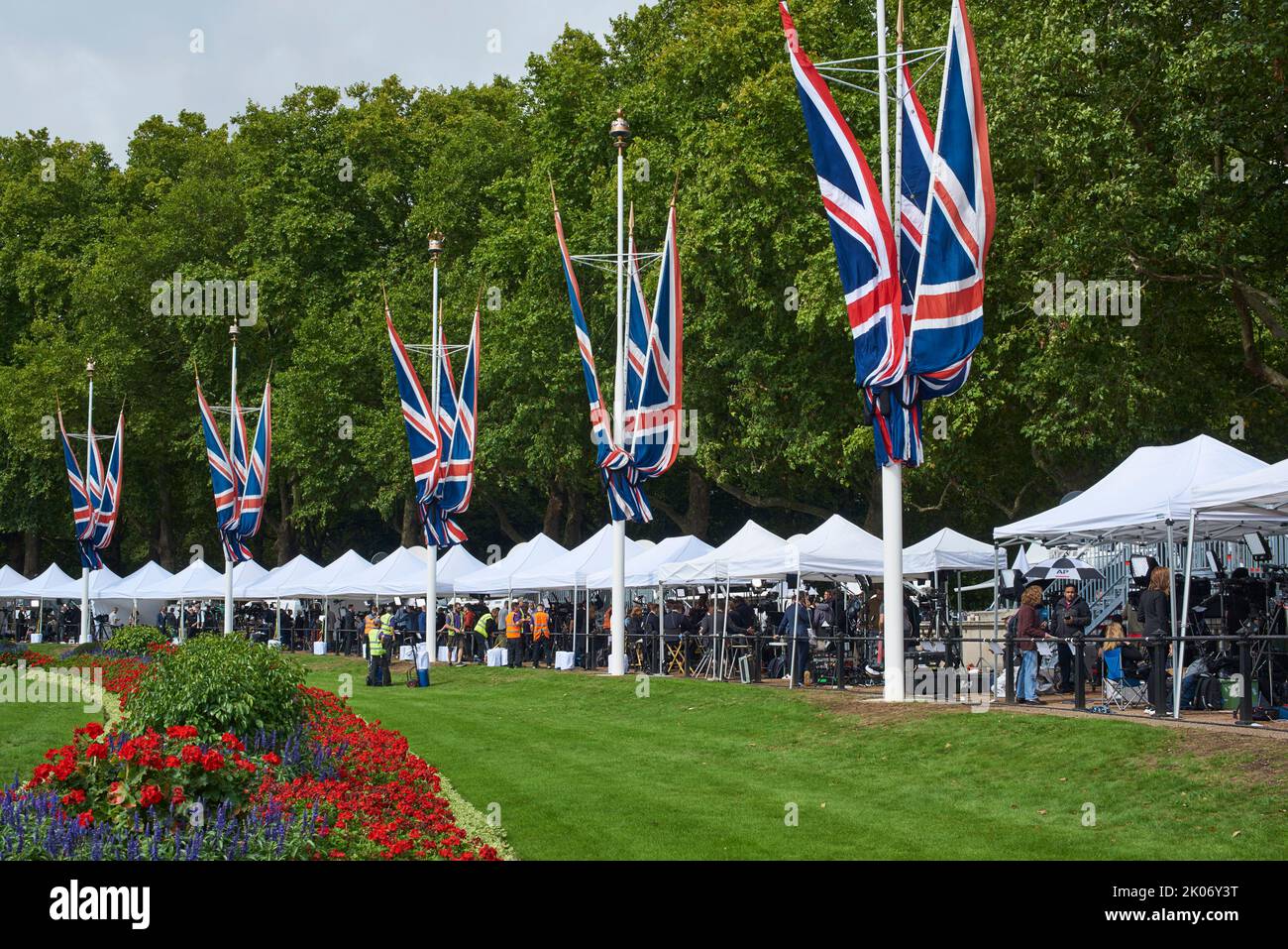 The world's media outside Buckingham Palace, central London, on the 9th September, the day after the announcement of the death of Queen Elizabeth II Stock Photo