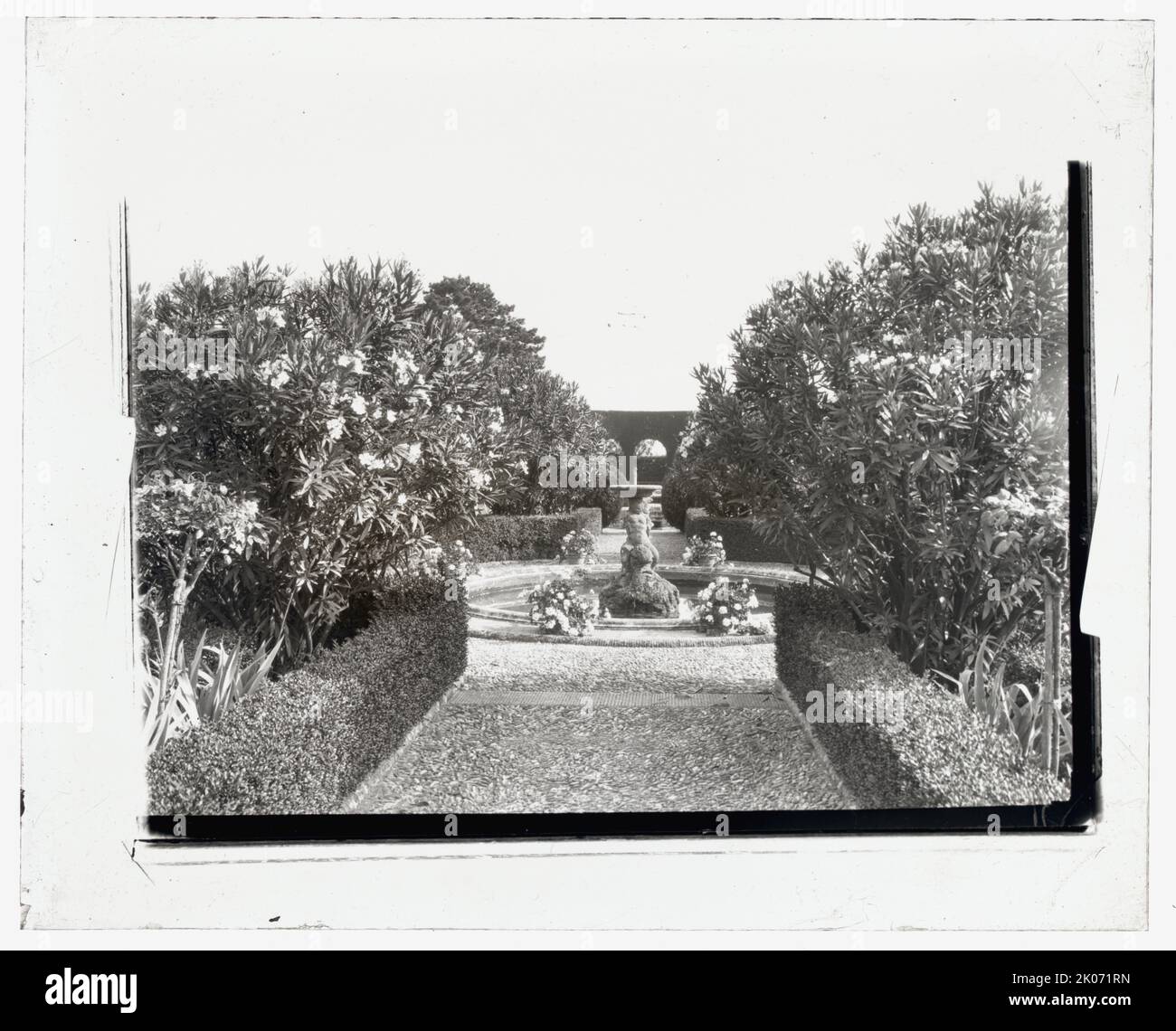 Villa Gamberaia, Settignano, Tuscany, Italy, 1925. House Architecture: Zanobi Lapi, 1610- 1630. Landscape: Zanobi Lapi and others, from 1610. Also, water terrace created on south parterre by Princess Jeanne Ghyka and Martino Porcinai from 1896. Other: Baroness Clemens August von Ketteler owned the villa in 1925. Stock Photo