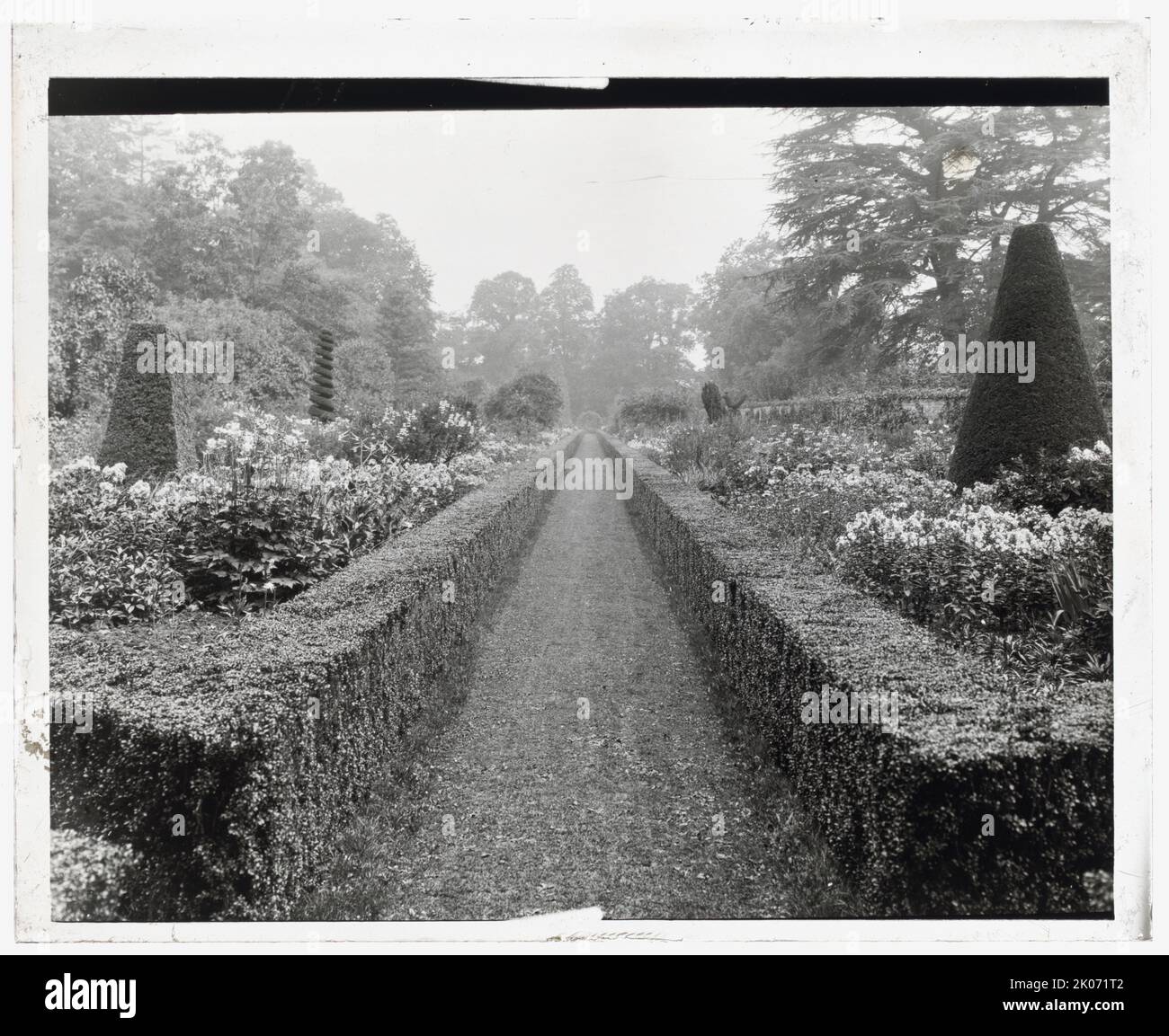 &quot;Cliveden&quot; Viscount Waldorf Astor house, Taplow, Buckinghamshire, England, 1925. House Architecture: Sir Charles Barry, built 1850-1851. Landscape: William Waldorf Astor from 1893 and Norah Lindsay from 1924. Other : Nancy Langhorne Astor and Viscount Waldorf Astor owned Cliveden in 1925. Stock Photo