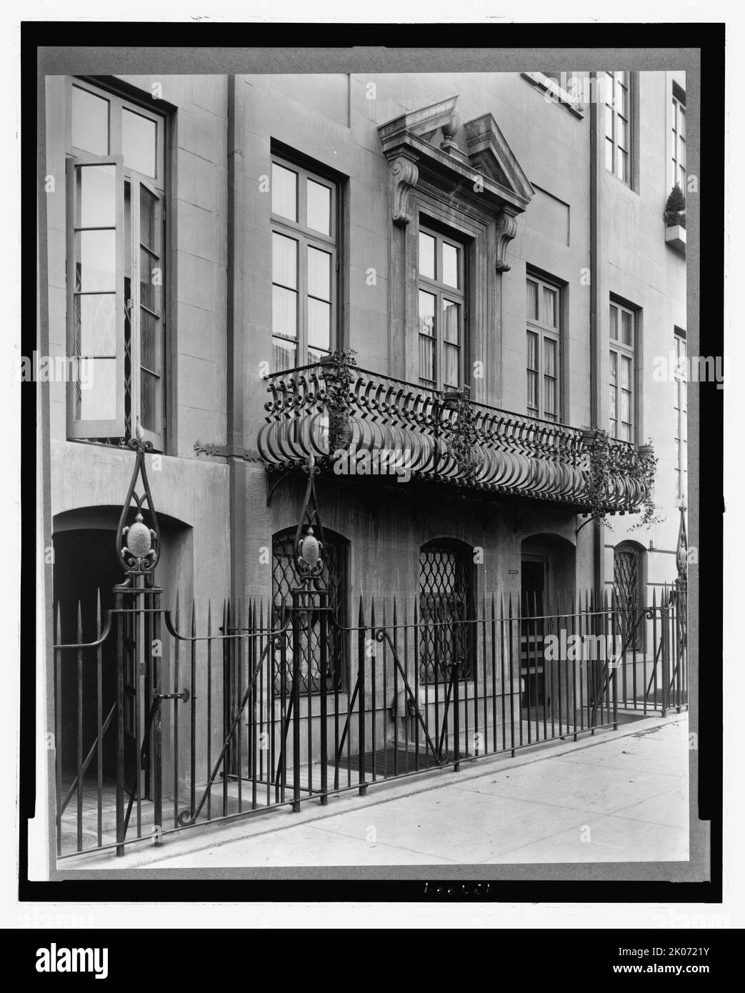 Charlotte Hunnewell Sorchan house, Turtle Bay Gardens, 228 East 49th Street, New York, New York, 1920. The entrance to the shared house of Edward Clarence Dean and Charlotte Bronson Hunnewell Sorchan at 228 E. 49th Street. Stock Photo