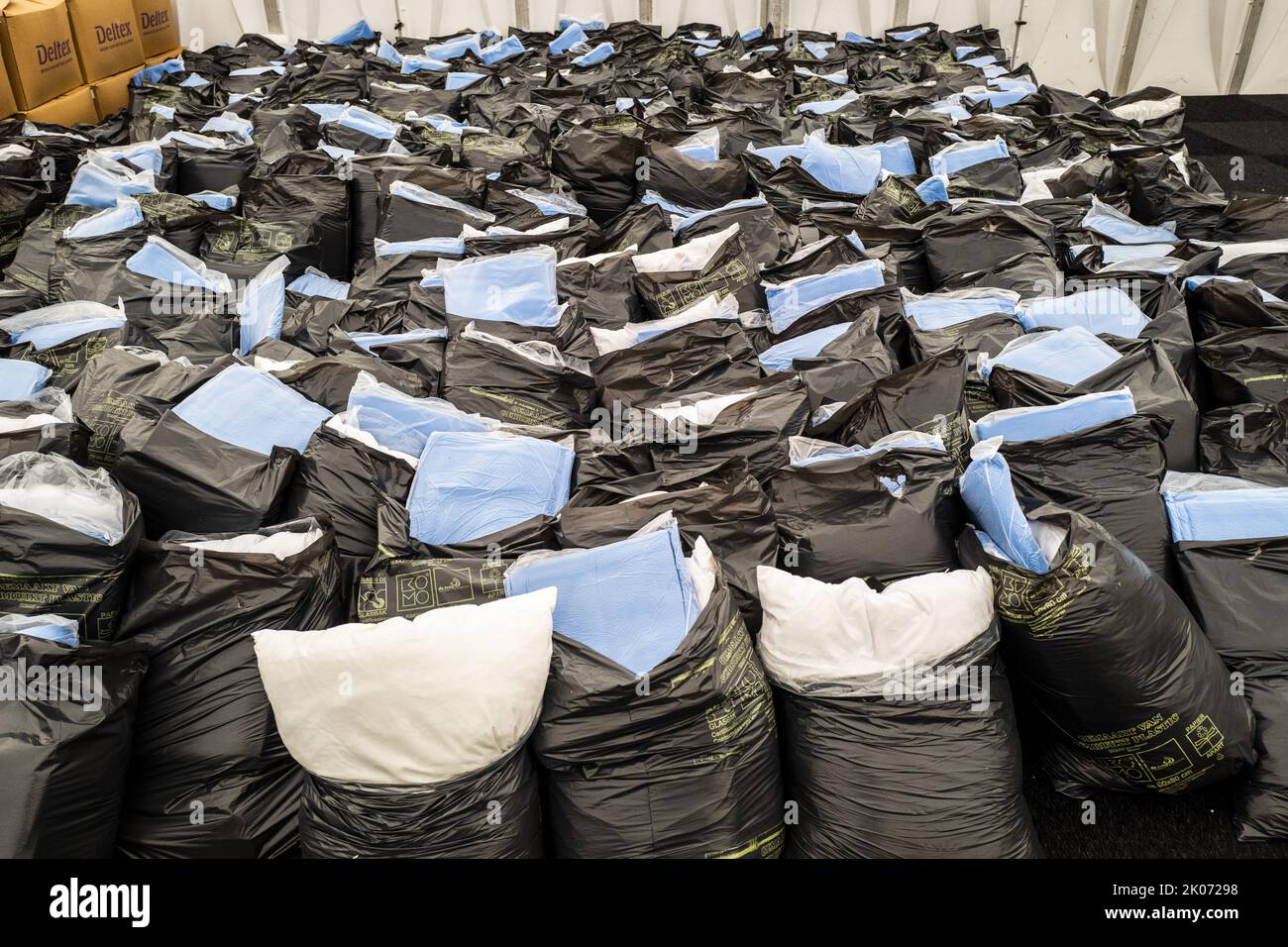 20220910 111017 ZOUTKAMP Bedding in the emergency shelter on the