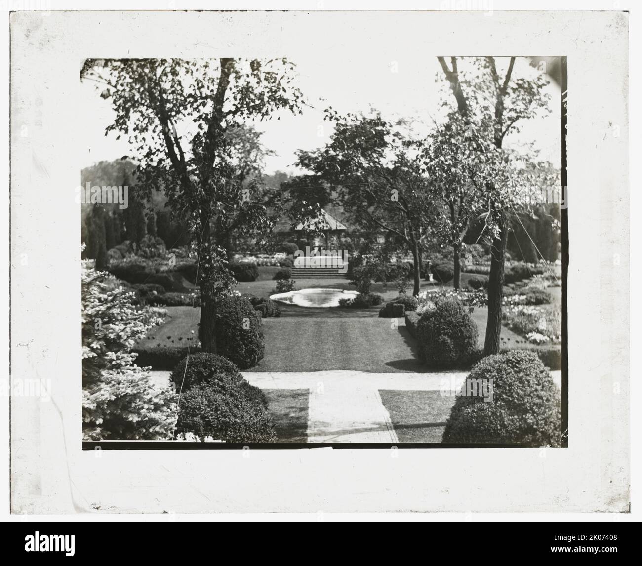 &quot;Killenworth,&quot; George Dupont Pratt house, Glen Cove, New York, c1918. House Architecture: Trowbridge &amp; Ackerman, 1908-1913. Landscape: James Leal Greenleaf, circa 1913. Landscape: Site and drive planning in &quot;Dosoris,&quot; the Pratt family compound with houses belonging to the children of Charles Pratt, Frederick Law Olmsted Jr., and Olmsted Brothers, 1906. Stock Photo