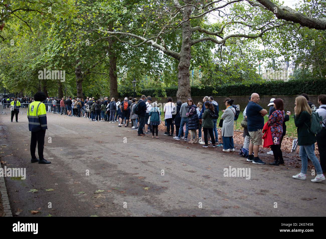 British people queue to hear the principal Proclamation from the ...