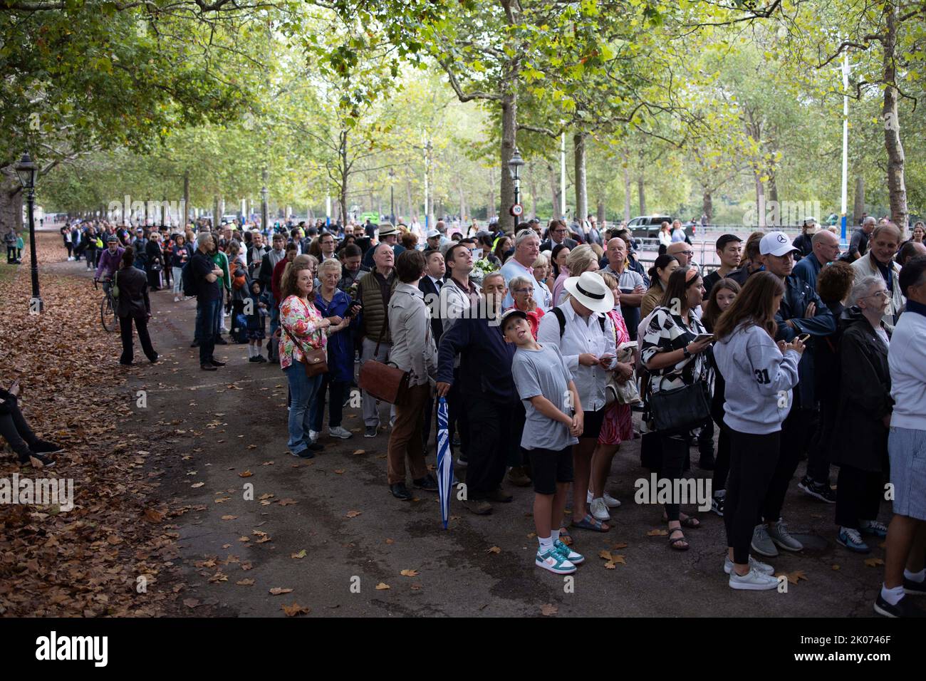 British people queue to hear the principal Proclamation from the ...