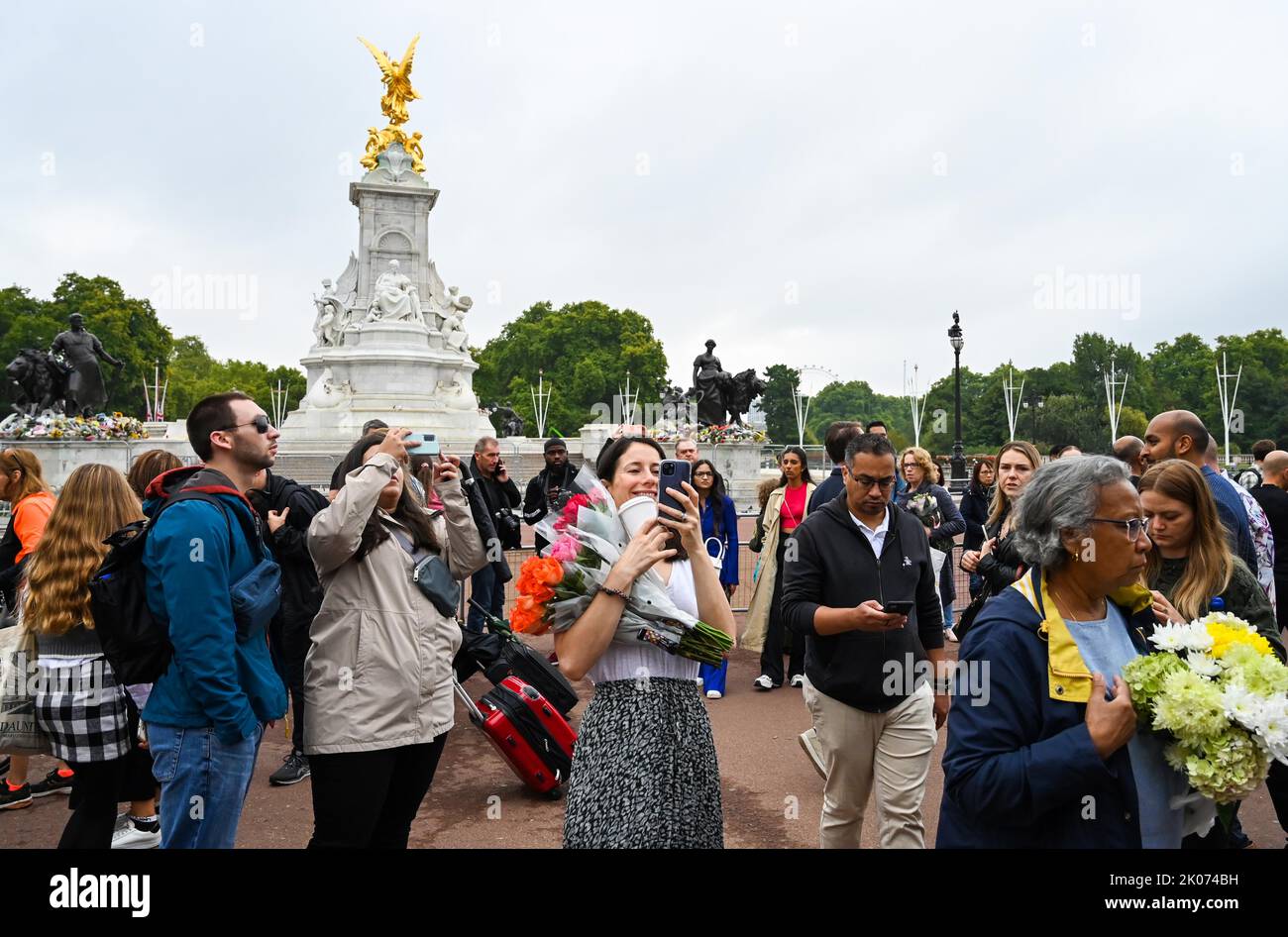 London UK 10th September 2022 - Crowds pay their respects and continue to bring flowers outside Buckingham Palace in London today after the death of Queen Elizabeth II . King Charles III was also proclaimed as monarch today : Credit Simon Dack / Alamy Live News Stock Photo