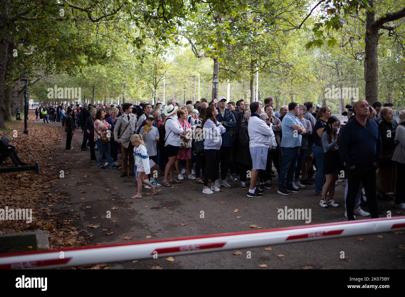 British people queue to hear the principal Proclamation from the ...