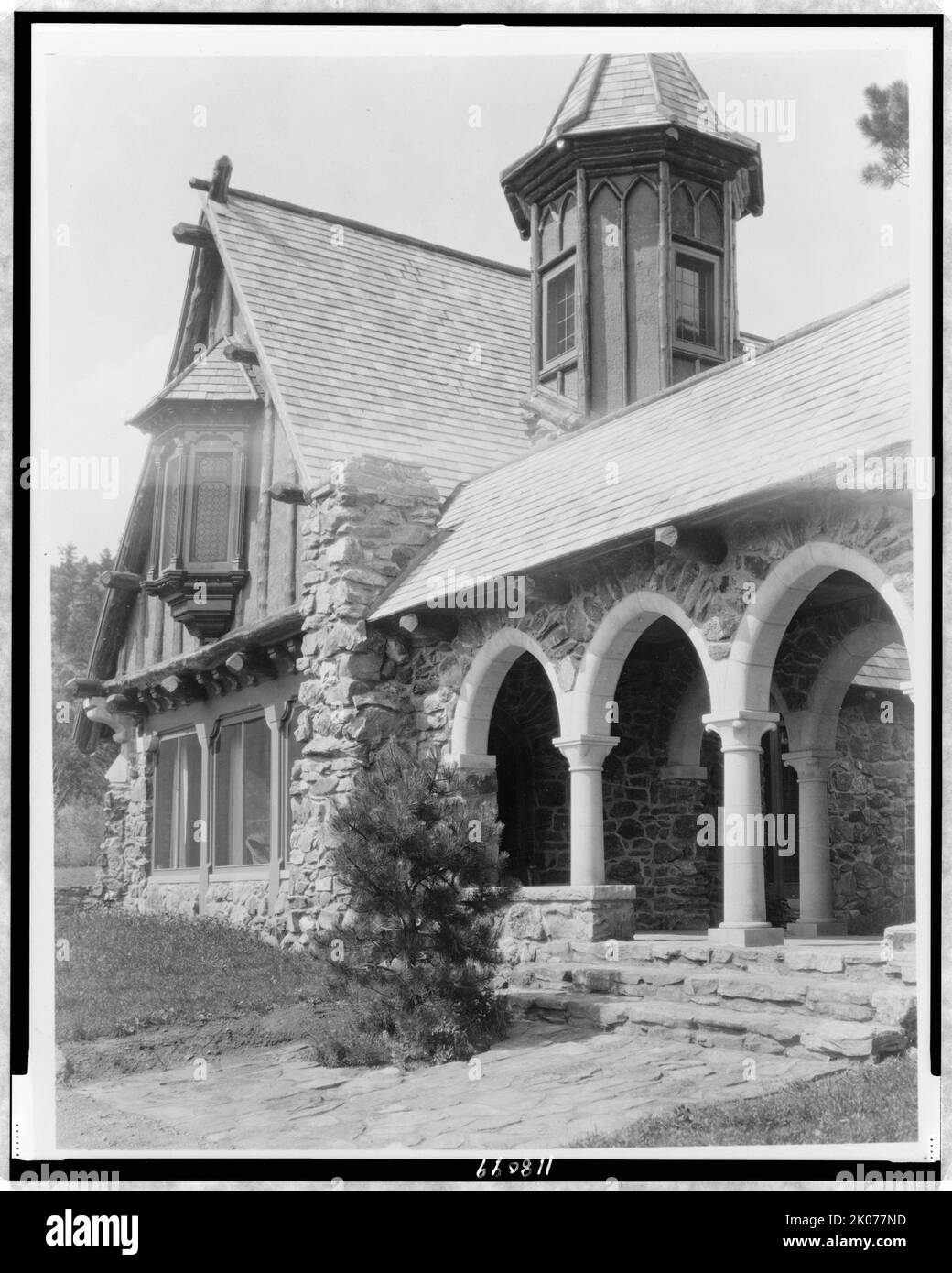 Mountain lodge for Paul T. Mayo, Bear Creek Canon, Colorado--J. B. Benedict - Architect--Denver Colo., between 1903 and 1923. [Home of Margery Verner Reed and Paul Thoburn Mayo]. Stock Photo