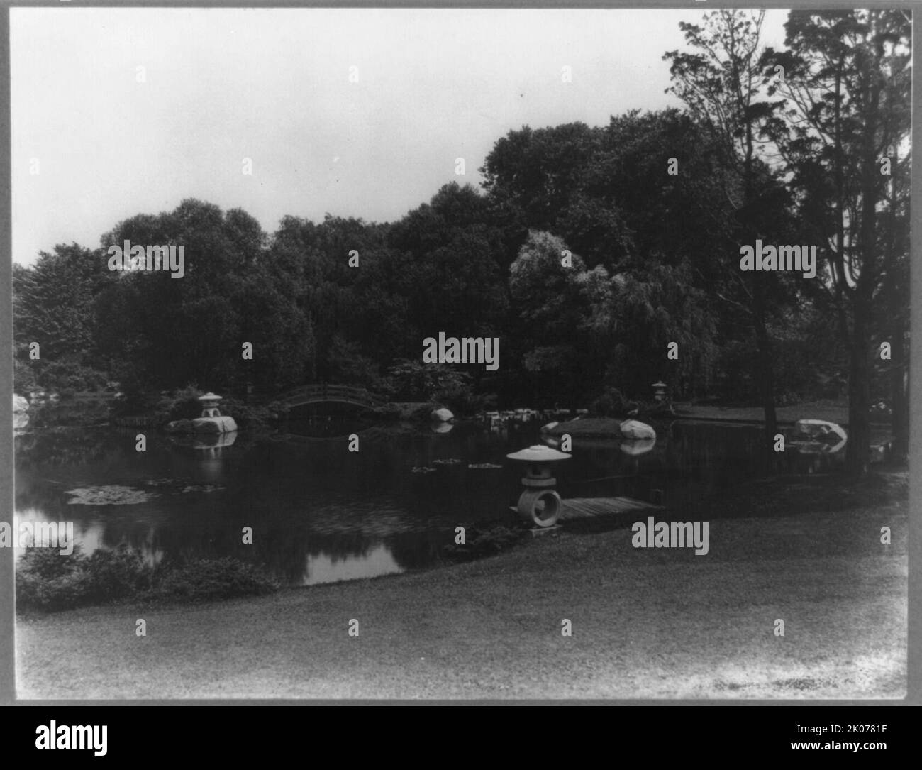 New York. Long Island - Japanese garden at home of Mrs. George W. Wickersham, Laurence, c1915. House architecture: Foster, Gade &amp; Graham. Landscape: Mary Rutherfurd Jay, 1914. Stock Photo