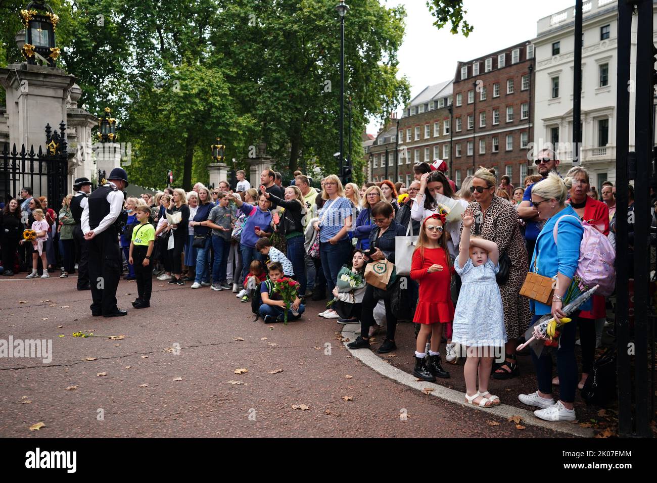 Crowds gather for the arrival of King Charles III at Buckingham Palace, London, following the death of Queen Elizabeth II on Thursday. Picture date: Saturday September 10, 2022. Stock Photo